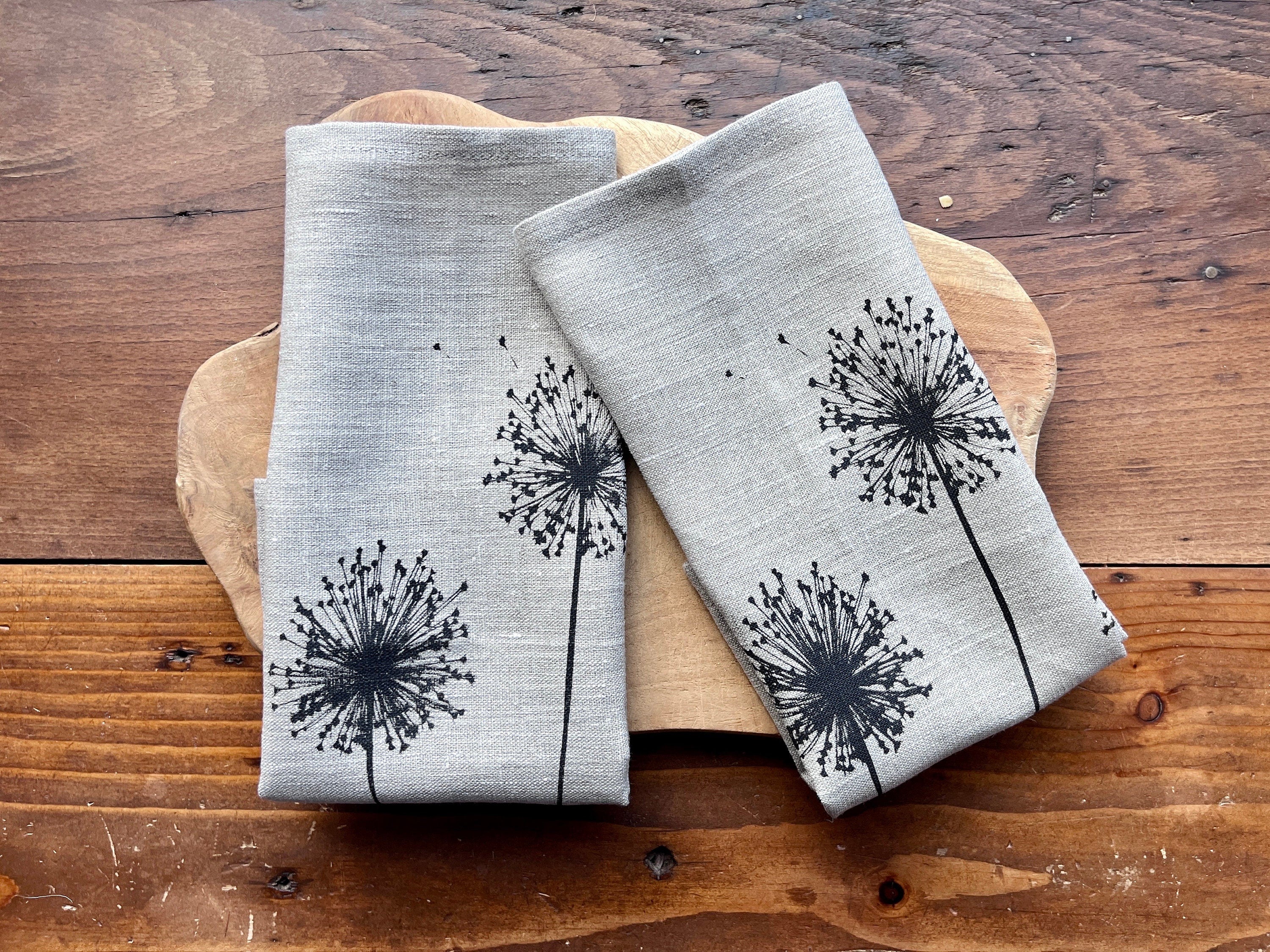 2 Leinen Stoff-Servietten mit Allium-/ Pusteblumen-Motiv handbedruckt