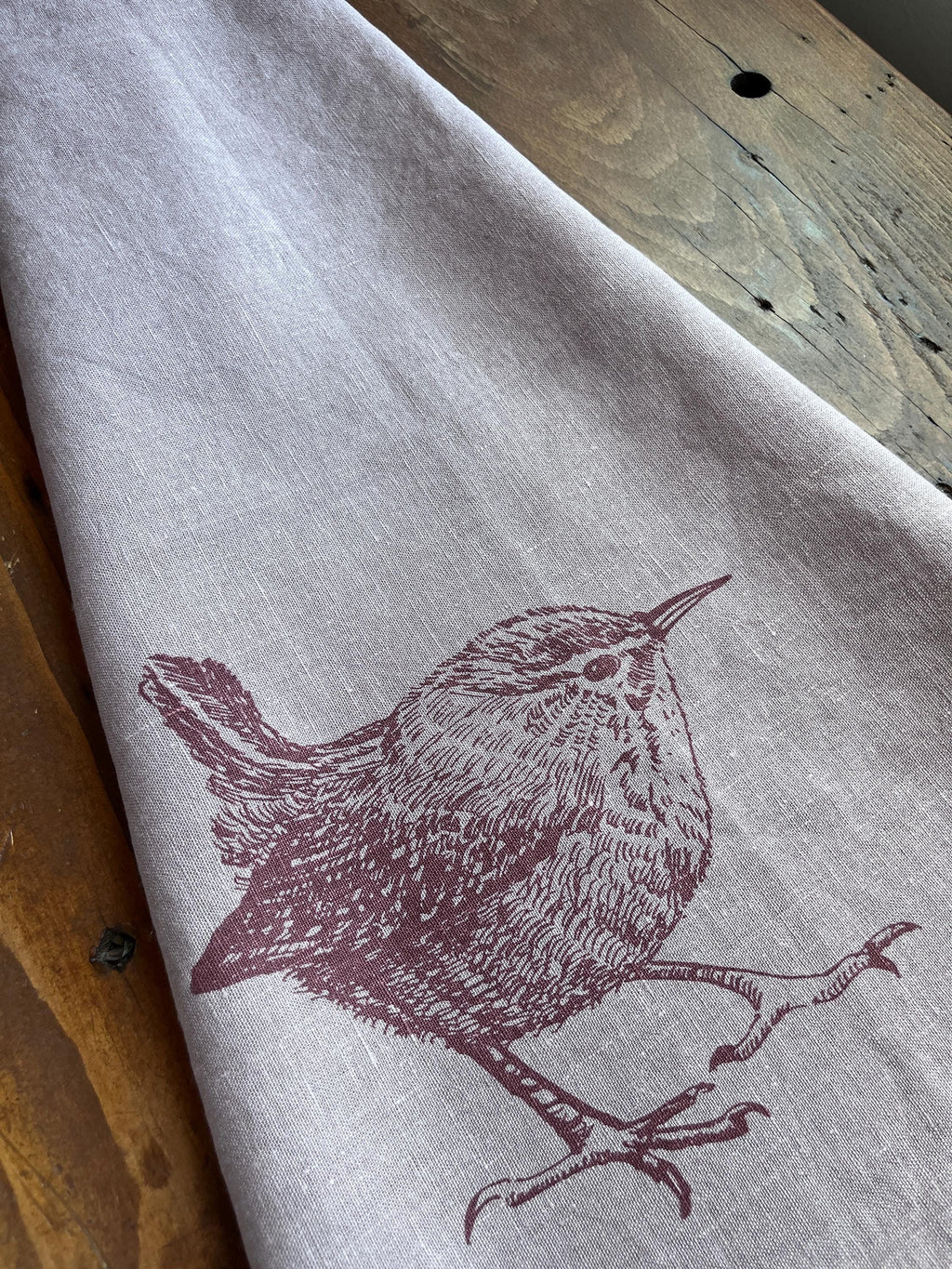 Leinen-Geschirrtuch mit Zaunkönig in taupe / Brombeere, Siebdruck, nachhaltiges, vorgewaschenes Leinen handbedruckt, kleiner Tischläufer