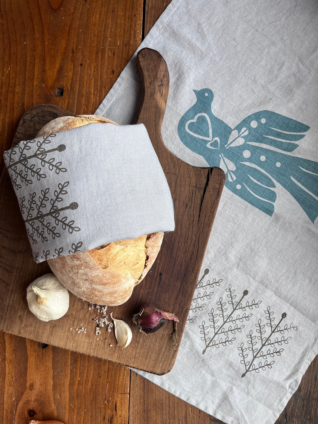 Leinen-Geschirrtuch in hellgrau mit skandinavischen Design, Siebdruck, Küchen-Handtuch / kleiner Tischläufer, Schwedische Küchendeko