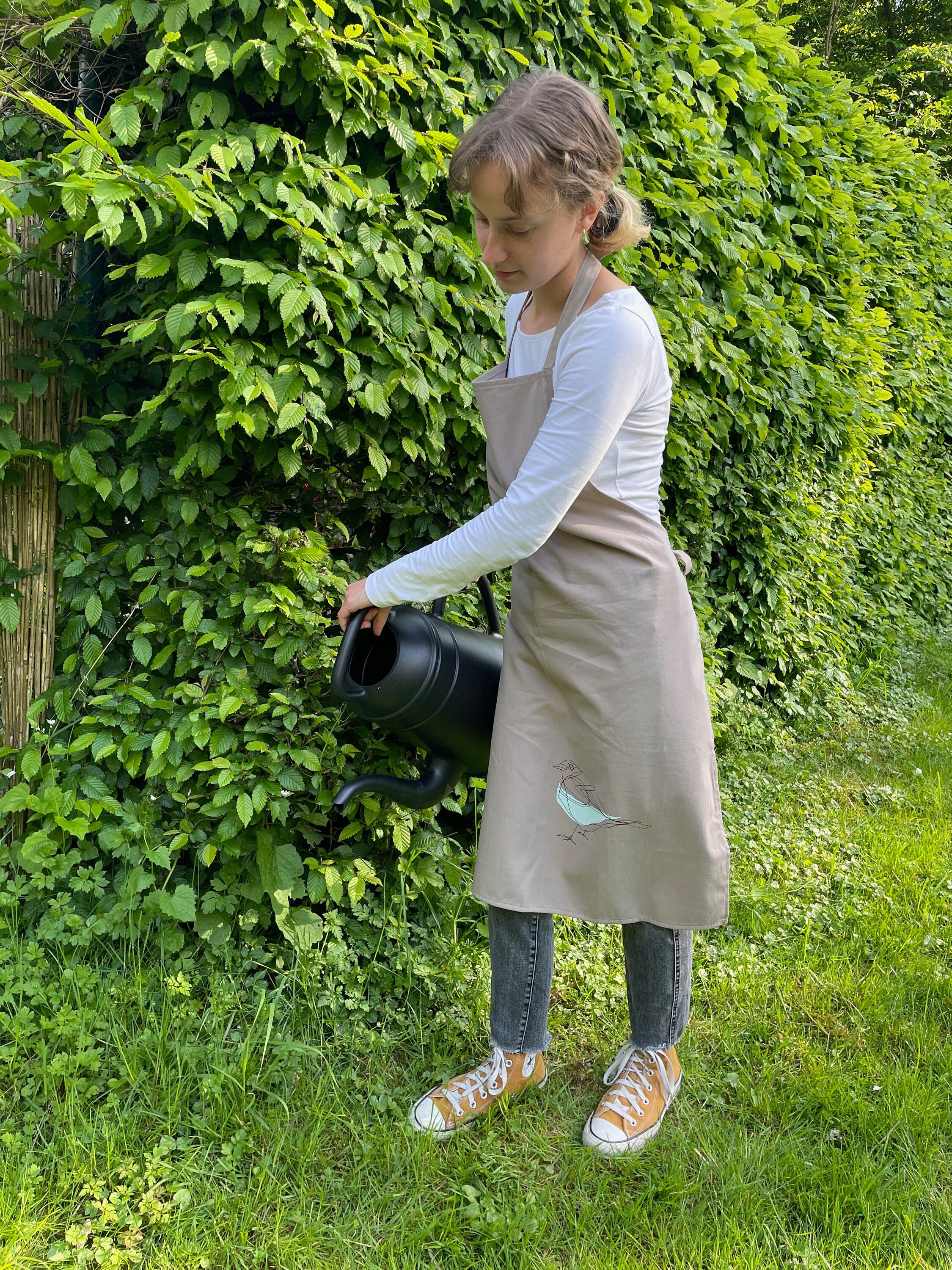 Praktische Gartenschürze aus Bio-Baumwolle mit hohem Latz, handbedruckt mit zartem Vogel, Siebdruck Unikat, Geschenk für Hobby-Gärtner