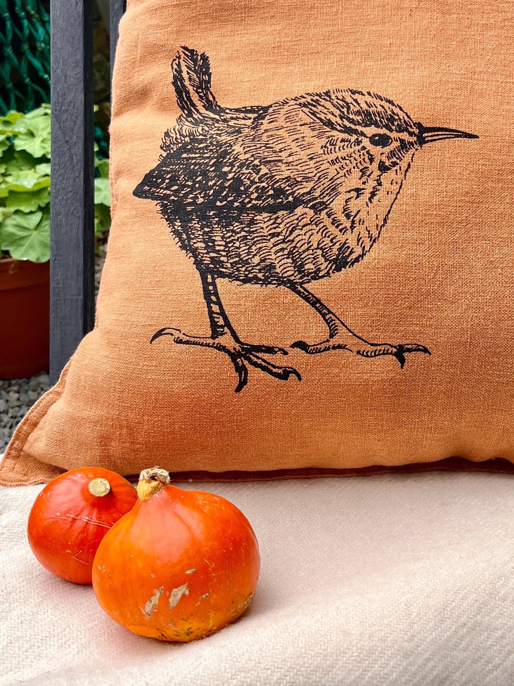 Leinen-Kissenbezug handbedruckt mit Motiv Zaunkönig, Siebdruck Handarbeit, Geschenk für Vogelliebhaber
