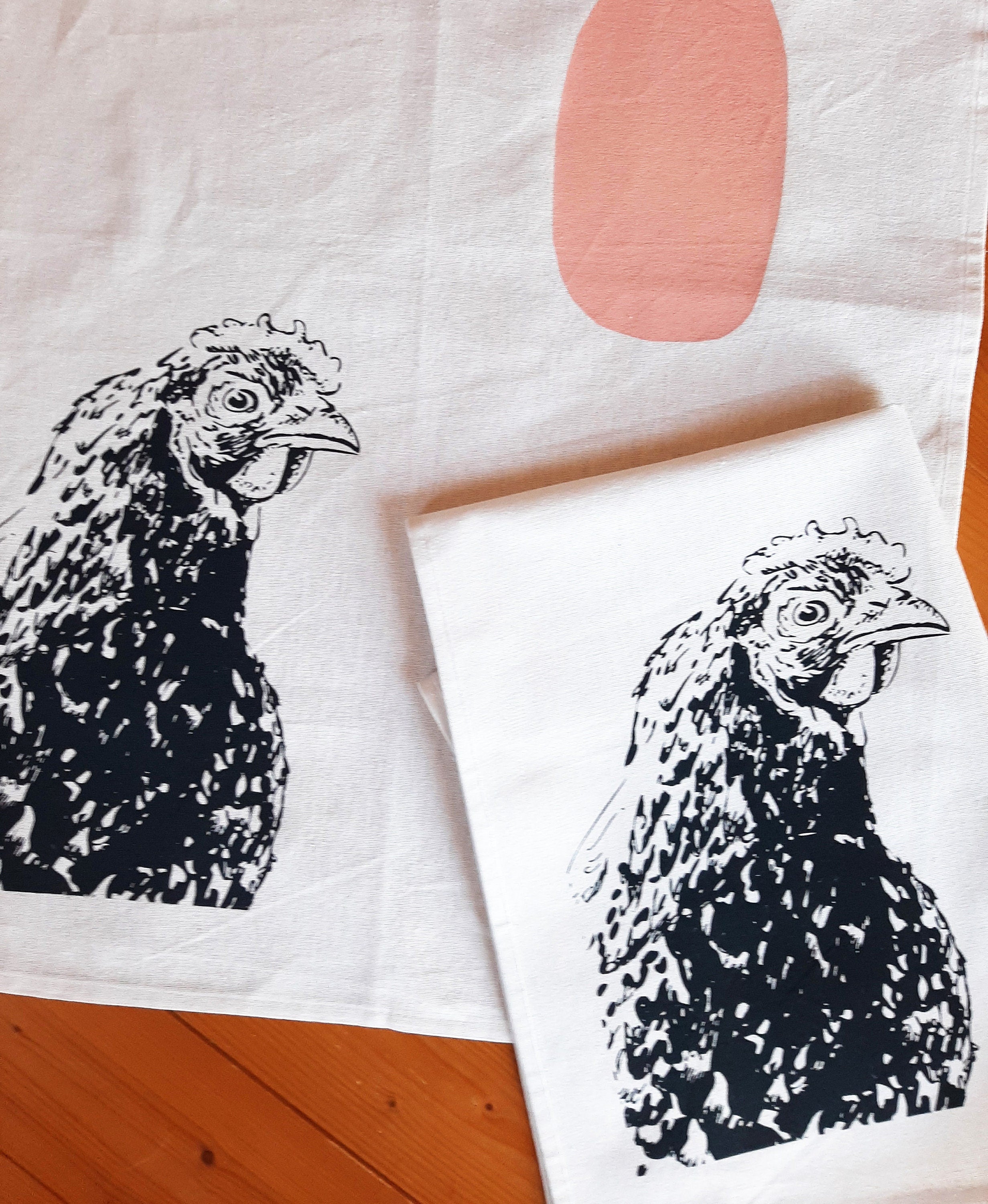 Bedrucktes weißes Geschirrtuch mit Huhn / Henne Motiv, blau / rosa, Siebdruck, Landhaus, Halbleinen,  Frühlings-Deko Küche, Tischläufer