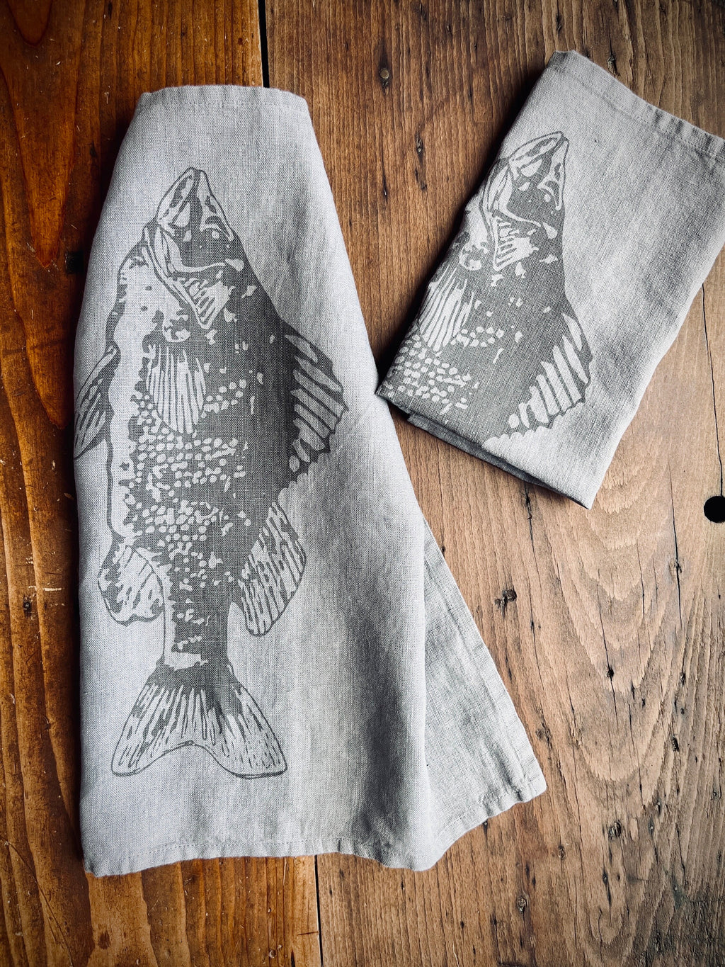 2er Set Leinen-Tischsets in grau mit Fisch-Motiv, Siebdruck Unikat, Wohn-Deko Esstisch, skandinavisch, maritime Wohndekoration