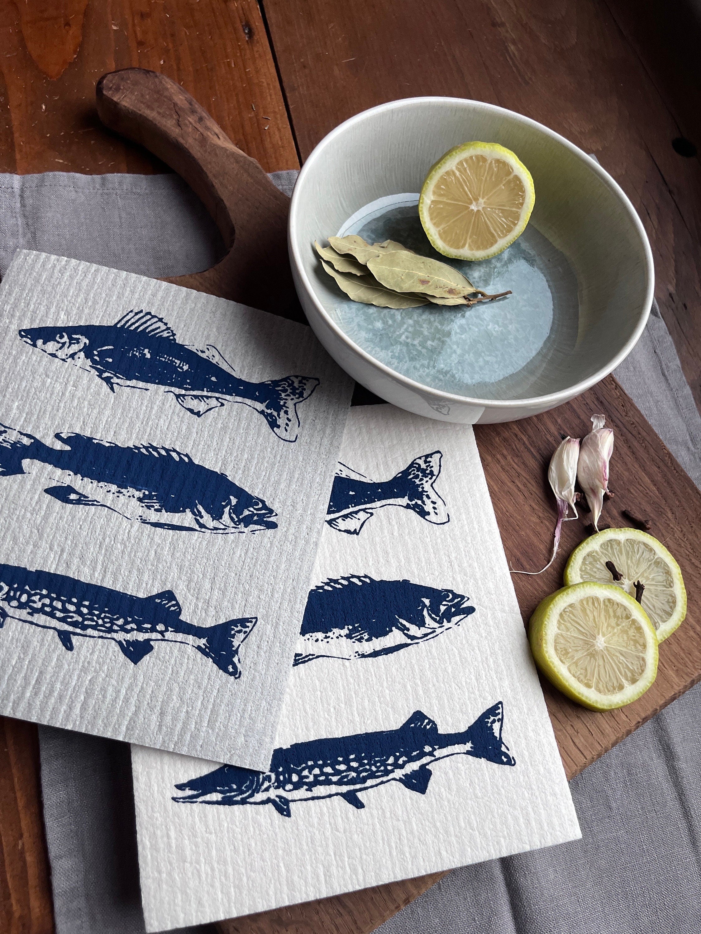 2er Set nachhaltige Schwammtücher mit Fischen, blau / grau, Siebdruck Spültuch vegan, Spülschwamm waschbar, maritime Geschenkidee