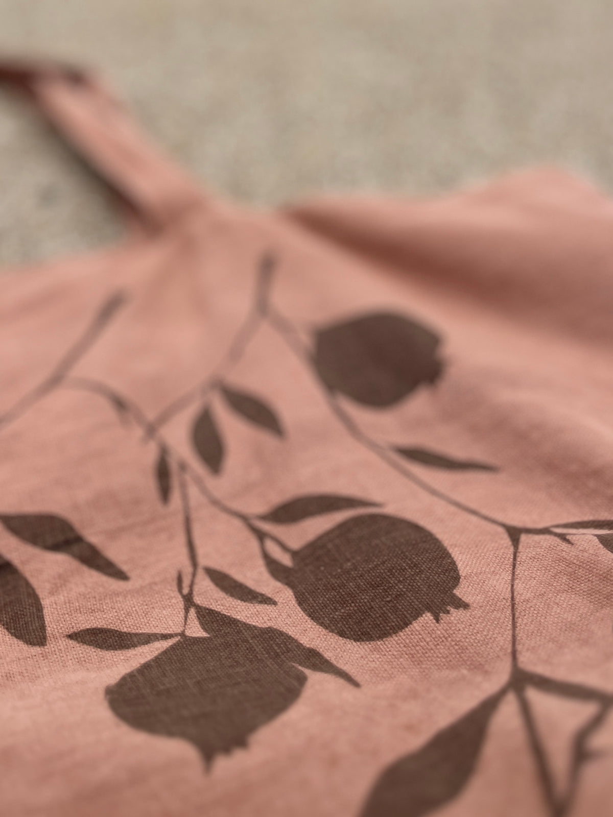 Große handbedruckte Leinentasche mit Granatapfel-Motiv für den Alltag, Markt & Strand