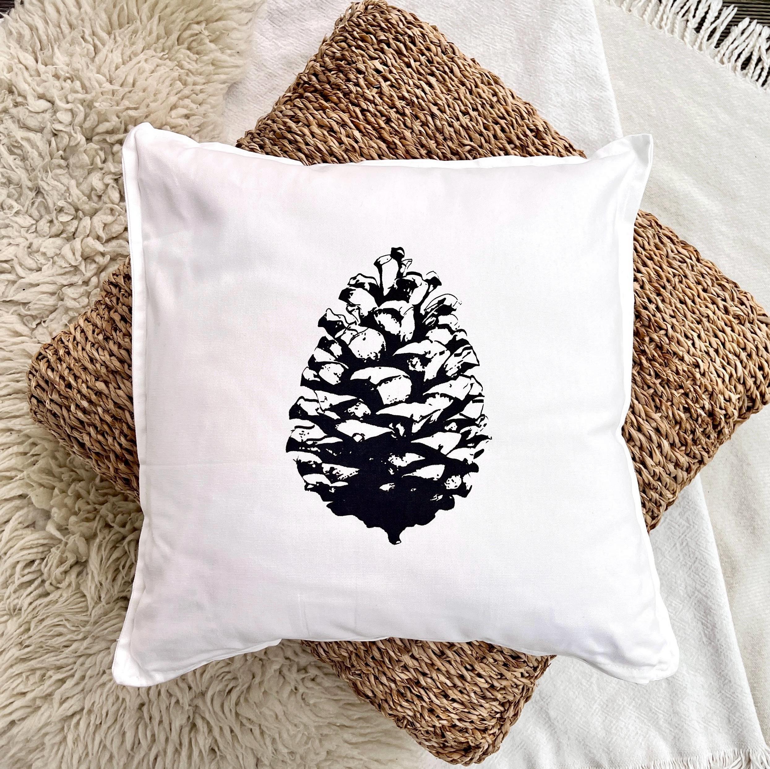 Kissenbezug aus Baumwolle mit Tannen-Zapfen von Hand bedruckt, Siebdruck, Kissenhülle Baumwolle bedruckt, Kissen Weihnachts-Deko, 50 x 50 cm
