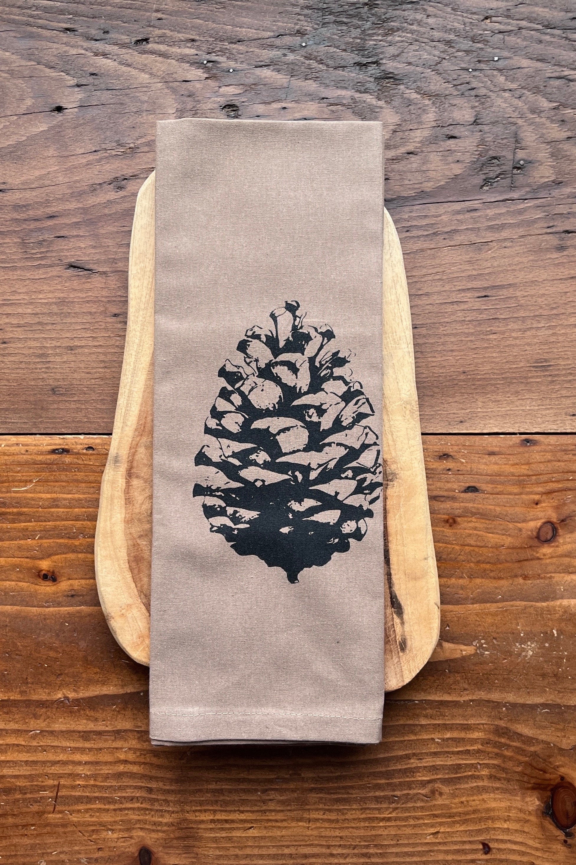 Bedrucktes Geschirrtuch "Pinien-Zapfen", schwarz / beige, Küchen-Deko, Küchentuch Baumwolle, Siebdruck, Herbst Dekoration Küche