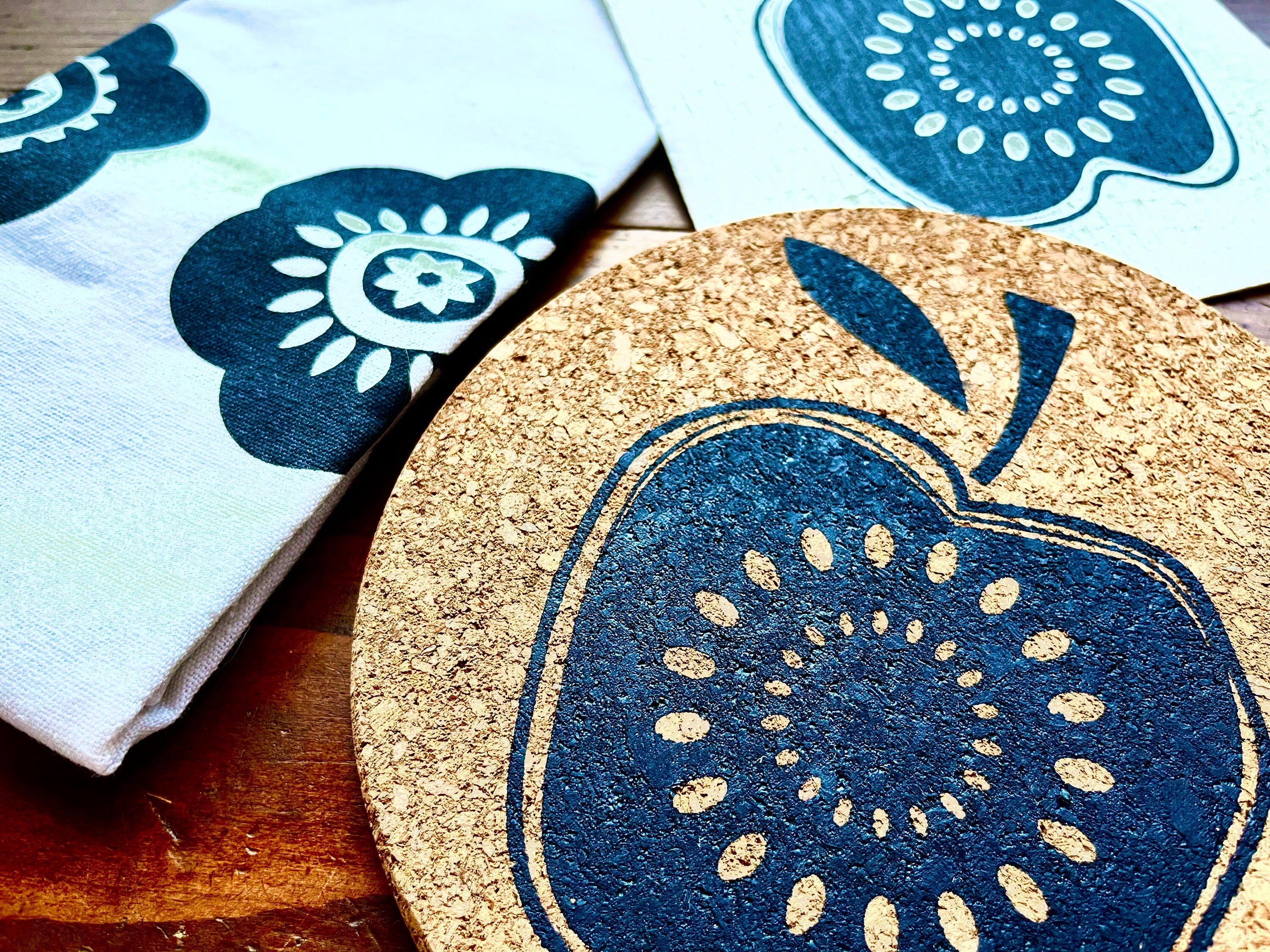 Topf-Untersetzer aus Kork mit Apfel, Siebdruck manuell, skandinavische Tisch-Deko, Geschenk für Schweden-Fan, 70iger Jahre Design