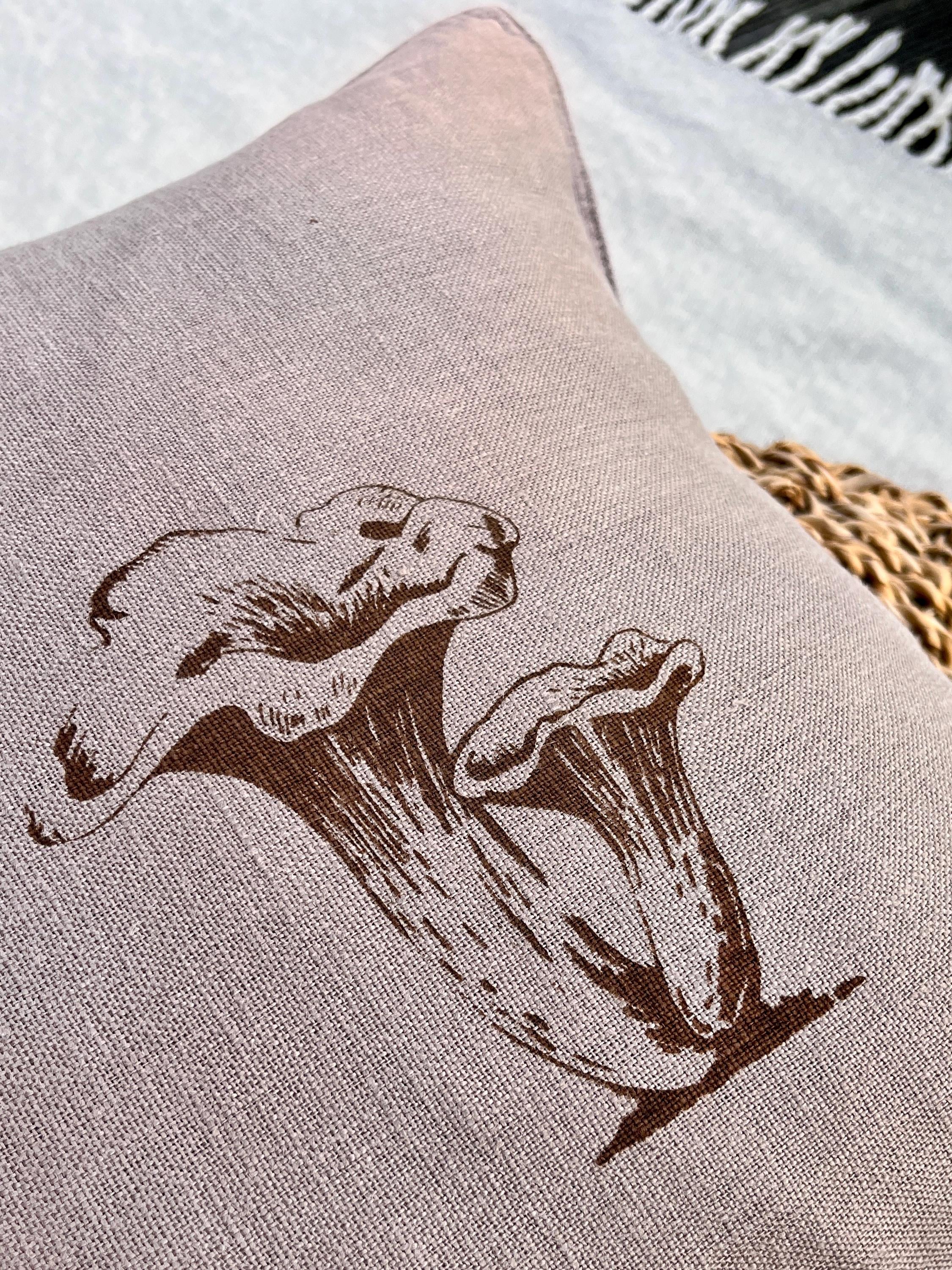 Handbedruckter Leinen-Kissenbezug in taupe mit Pilz-Motiv, Kissenhülle aus 100% Leinen, Siebdruck, besonderes Geschenk für Pilze-Sammler
