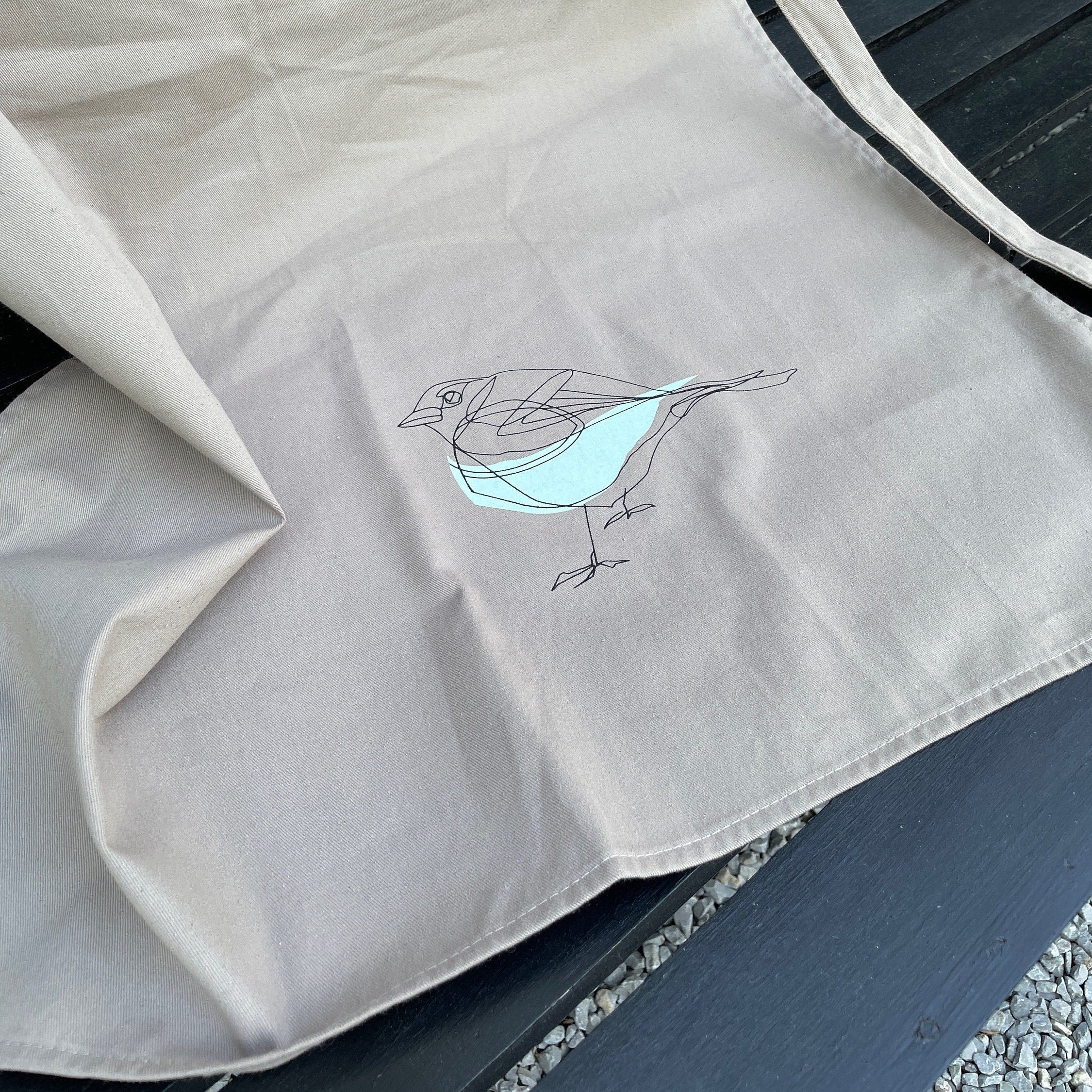 Praktische Gartenschürze aus Bio-Baumwolle mit hohem Latz, handbedruckt mit zartem Vogel, Siebdruck Unikat, Geschenk für Hobby-Gärtner