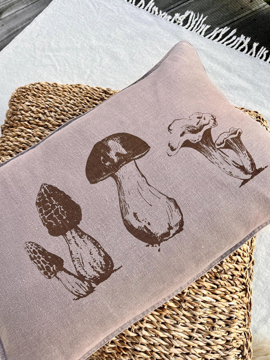 Handbedruckter Leinen-Kissenbezug in taupe mit Pilz-Motiv, Kissenhülle aus 100% Leinen, Siebdruck, besonderes Geschenk für Pilze-Sammler