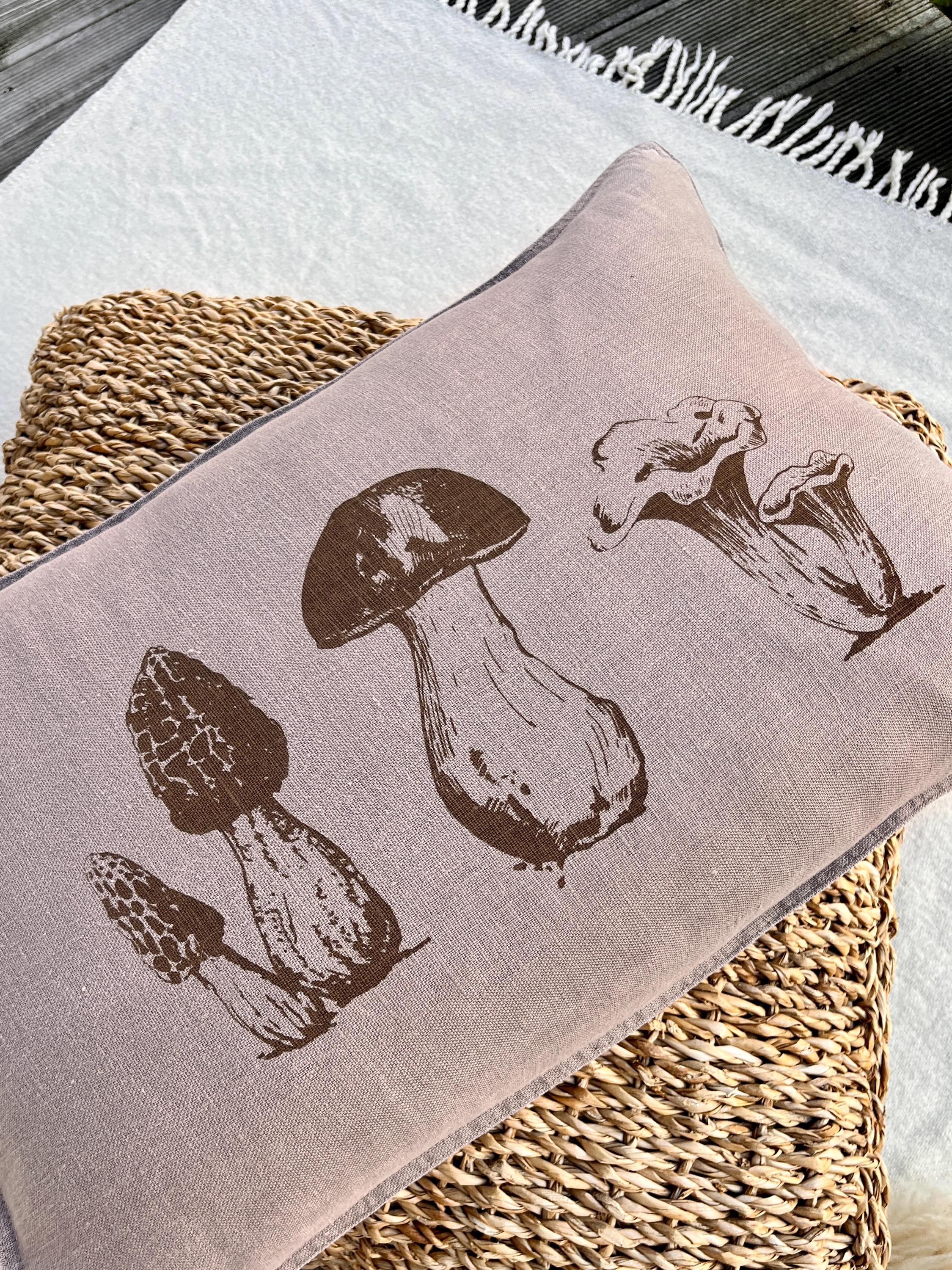Handbedruckter Leinen-Kissenbezug in taupe mit Pilz-Motiv, Kissenhülle aus 100% Leinen, Siebdruck, besonderes Geschenk für Pilze-Sammler