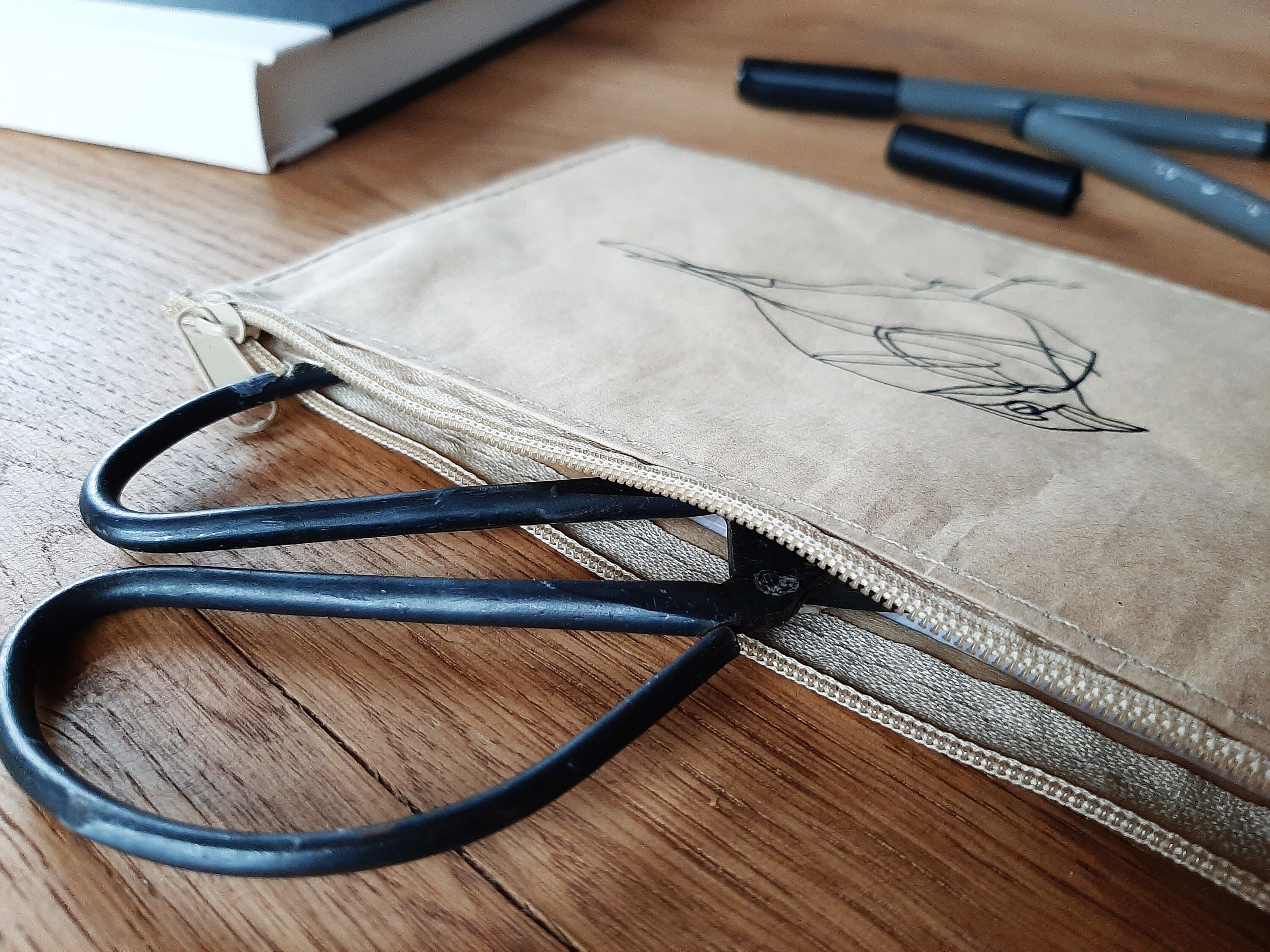 Bedrucktes nachhaltiges Stifte-Mäppchen aus Kraftpapier mit zartem, puristischen Spatz-Motiv, schwarz / natur, Stifte Etui Siebdruck