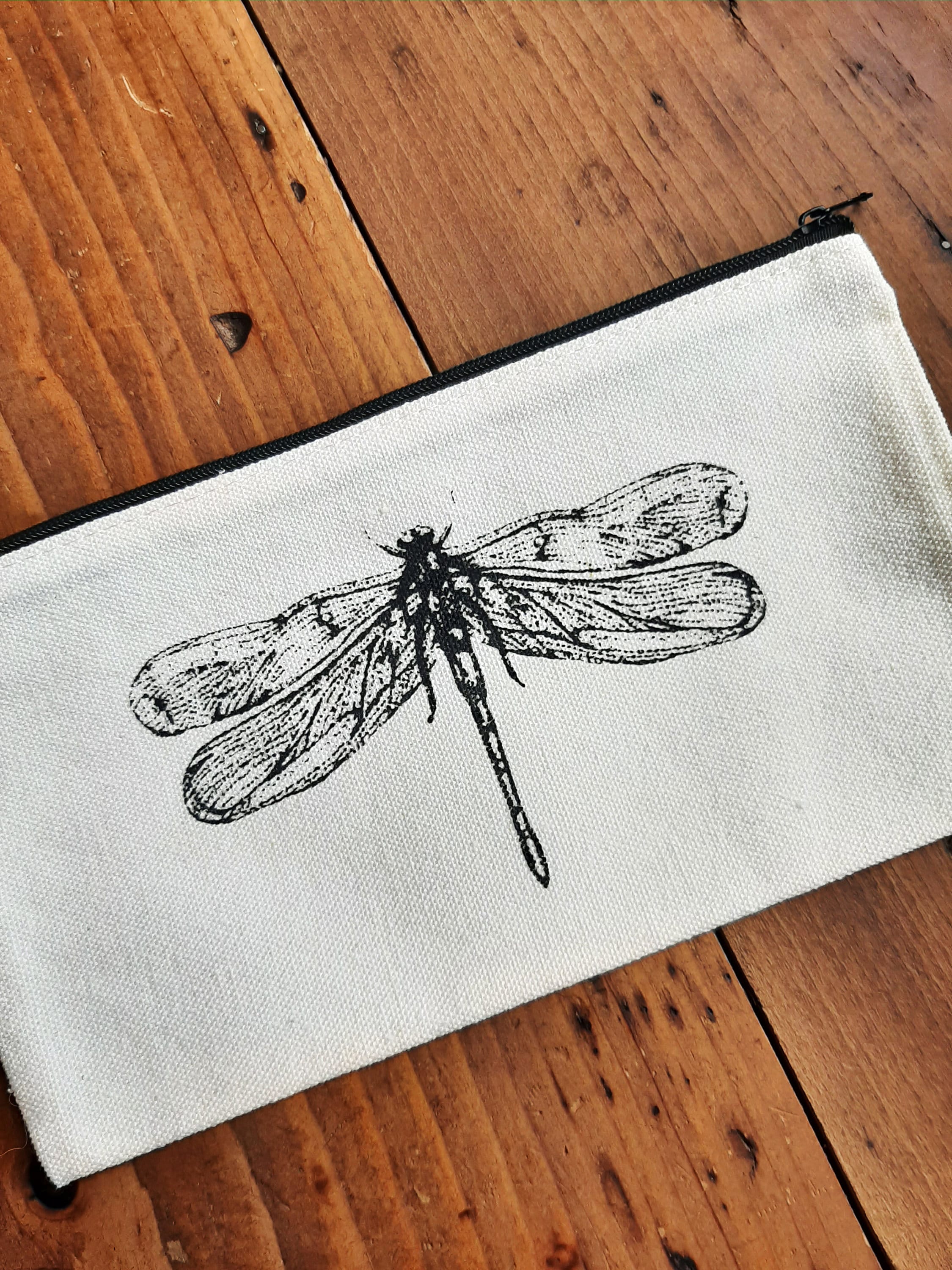 Bedrucktes Stifte-Mäppchen, Kosmetik-Täschchen in natur-weiß mit schwarzem Libellen-Motiv, Siebdruck