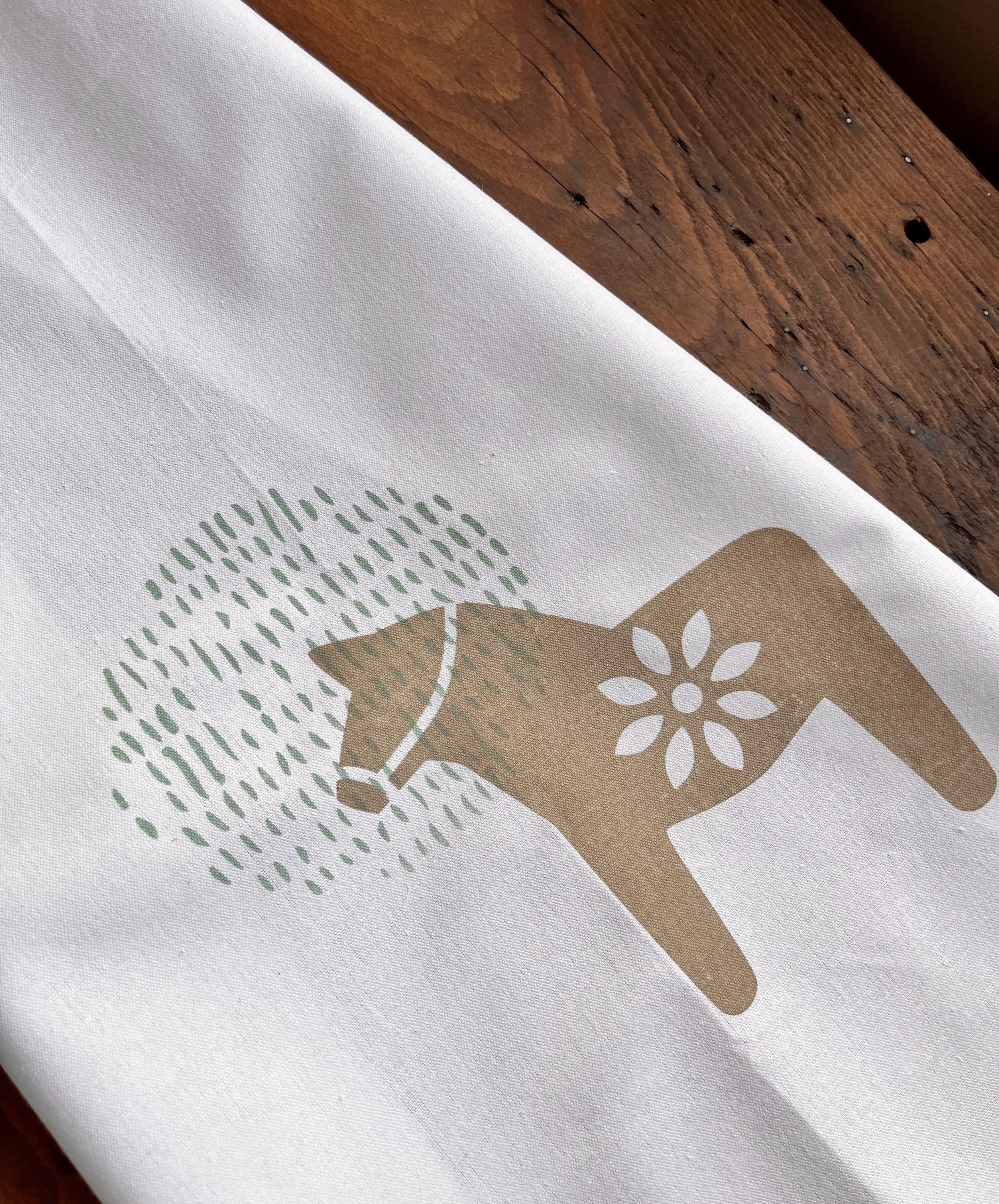Geschirrtuch mit "Dala-Pferd", Siebdruck Handarbeit, Halbleinen-Küchentuch handbedruckt, skandinavisches Design