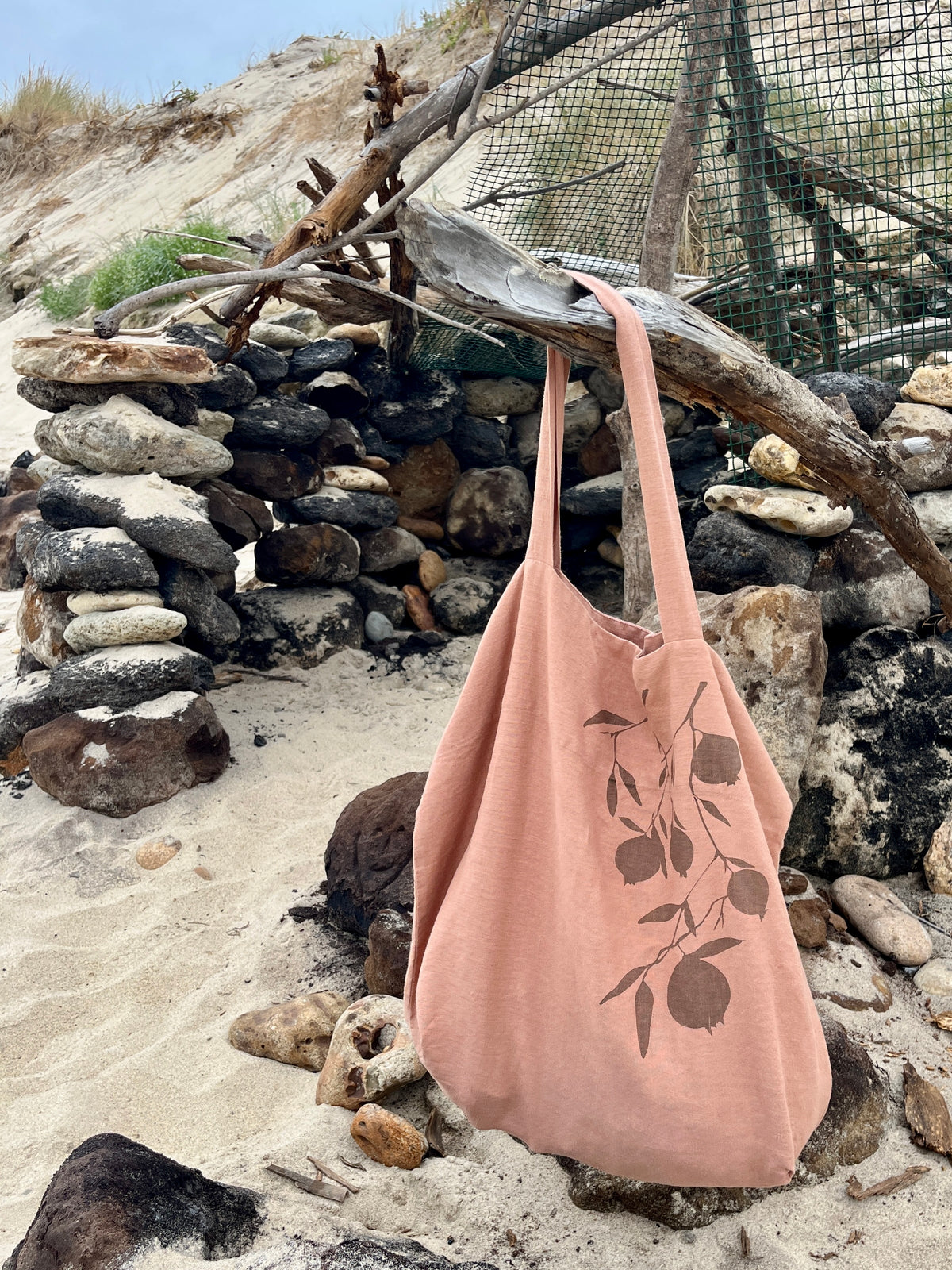 Große handbedruckte Leinentasche mit Granatapfel-Motiv für den Alltag, Markt & Strand
