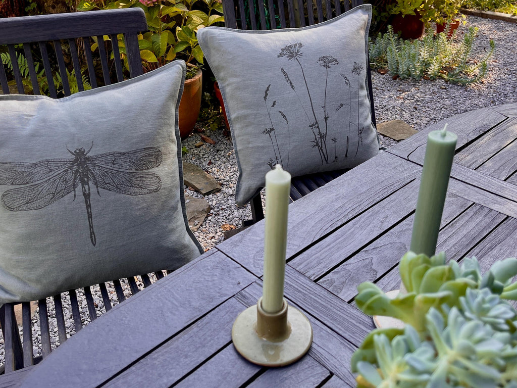 Kissenbezug 100 % Leinen Motiv Libelle, Siebdruck, Kissenhülle / Kissen 50 x 50 cm salbeigrün, Wohndekoration Frühling / Sommer nachhaltig