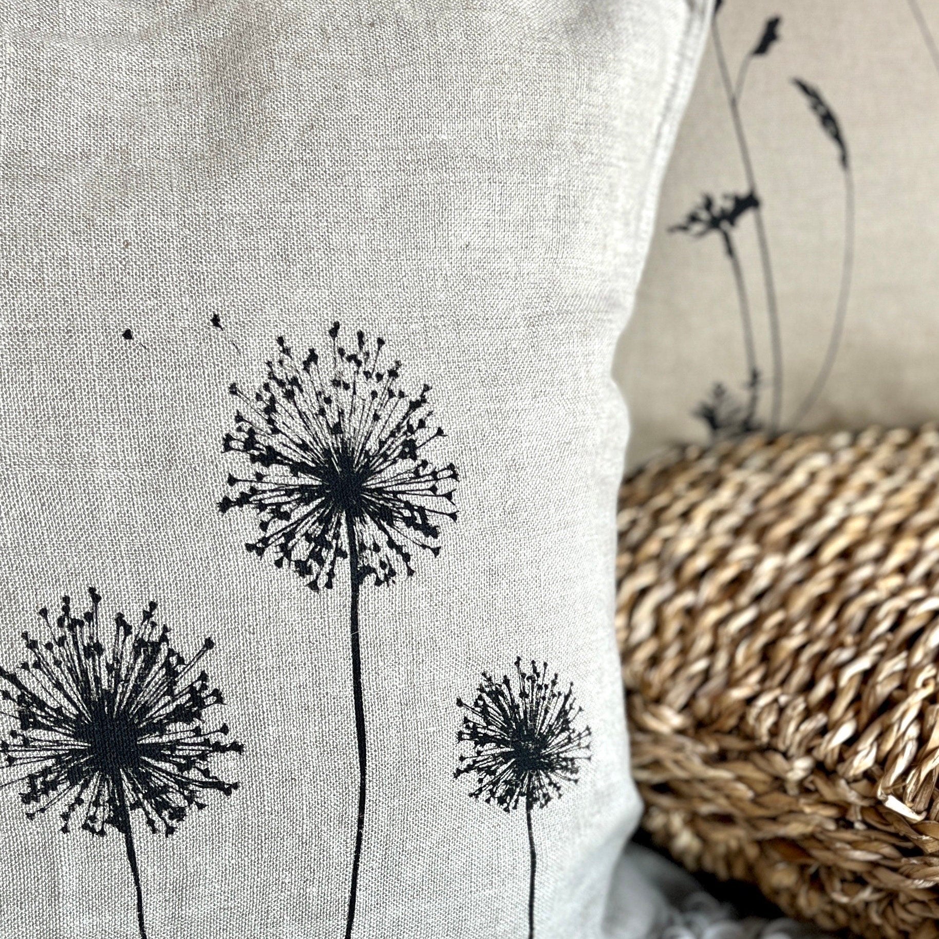 Edler Leinen-Kissenbezug natur handbedruckt mit schwarzem Allium-Motiv, Siebdruck Unikat mit zeitlosem minimalistischen Blumen-Design