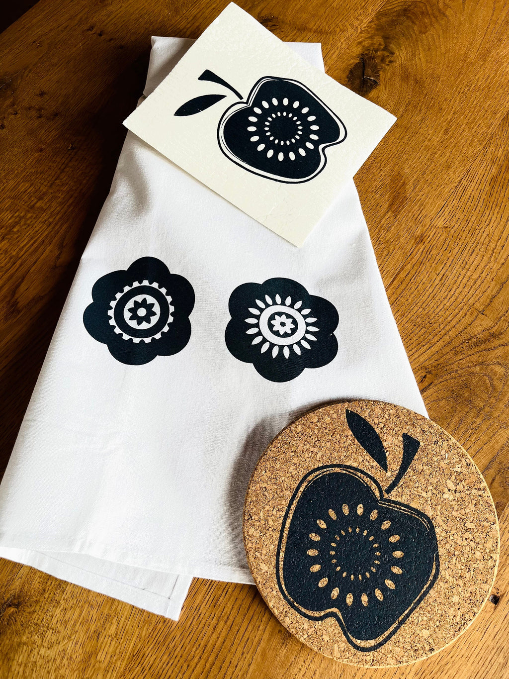 Topf-Untersetzer aus Kork mit Apfel, Siebdruck manuell, skandinavische Tisch-Deko, Geschenk für Schweden-Fan, 70iger Jahre Design