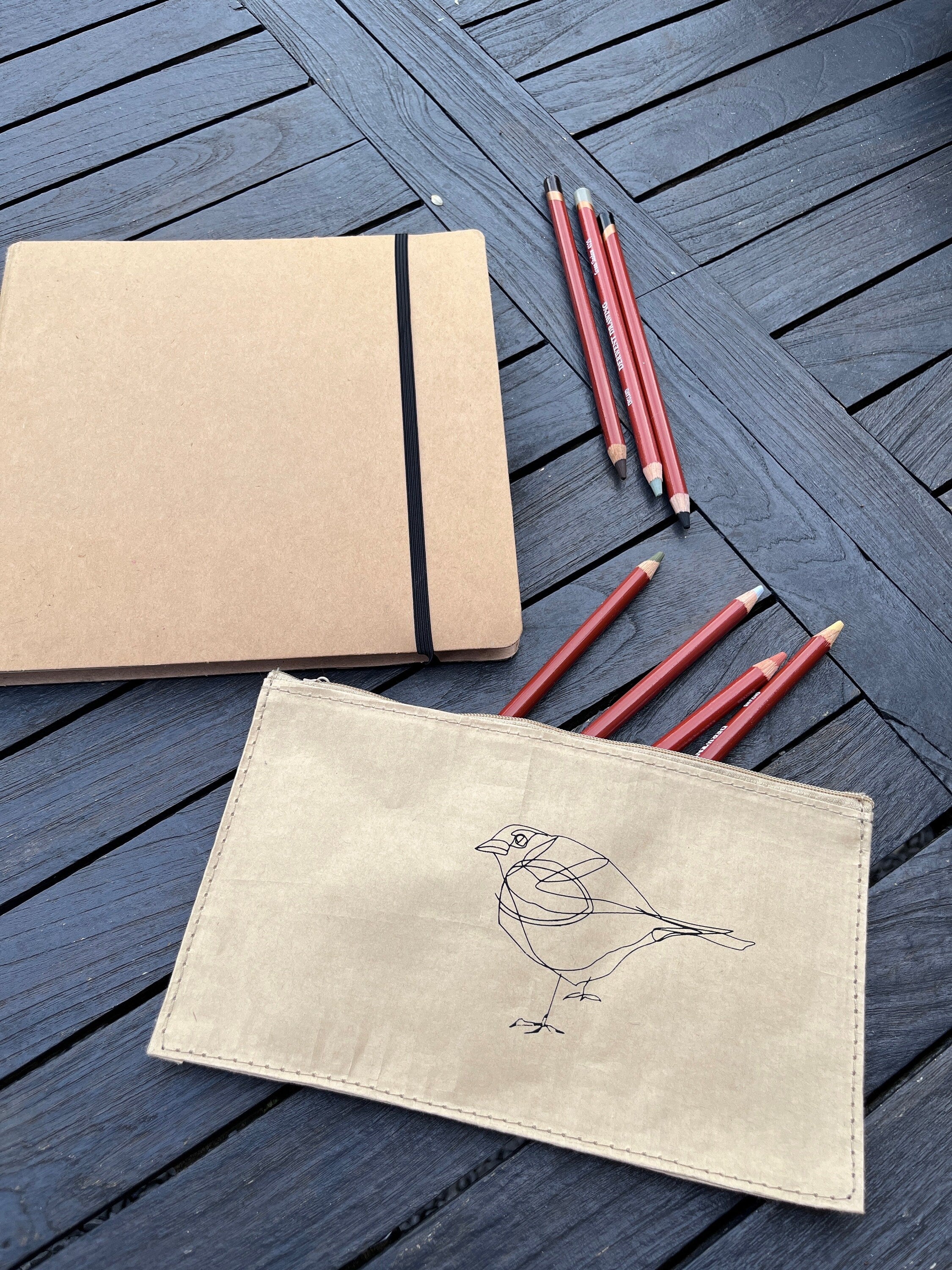 Bedrucktes nachhaltiges Stifte-Mäppchen aus Kraftpapier mit zartem, puristischen Spatz-Motiv, schwarz / natur, Stifte Etui Siebdruck