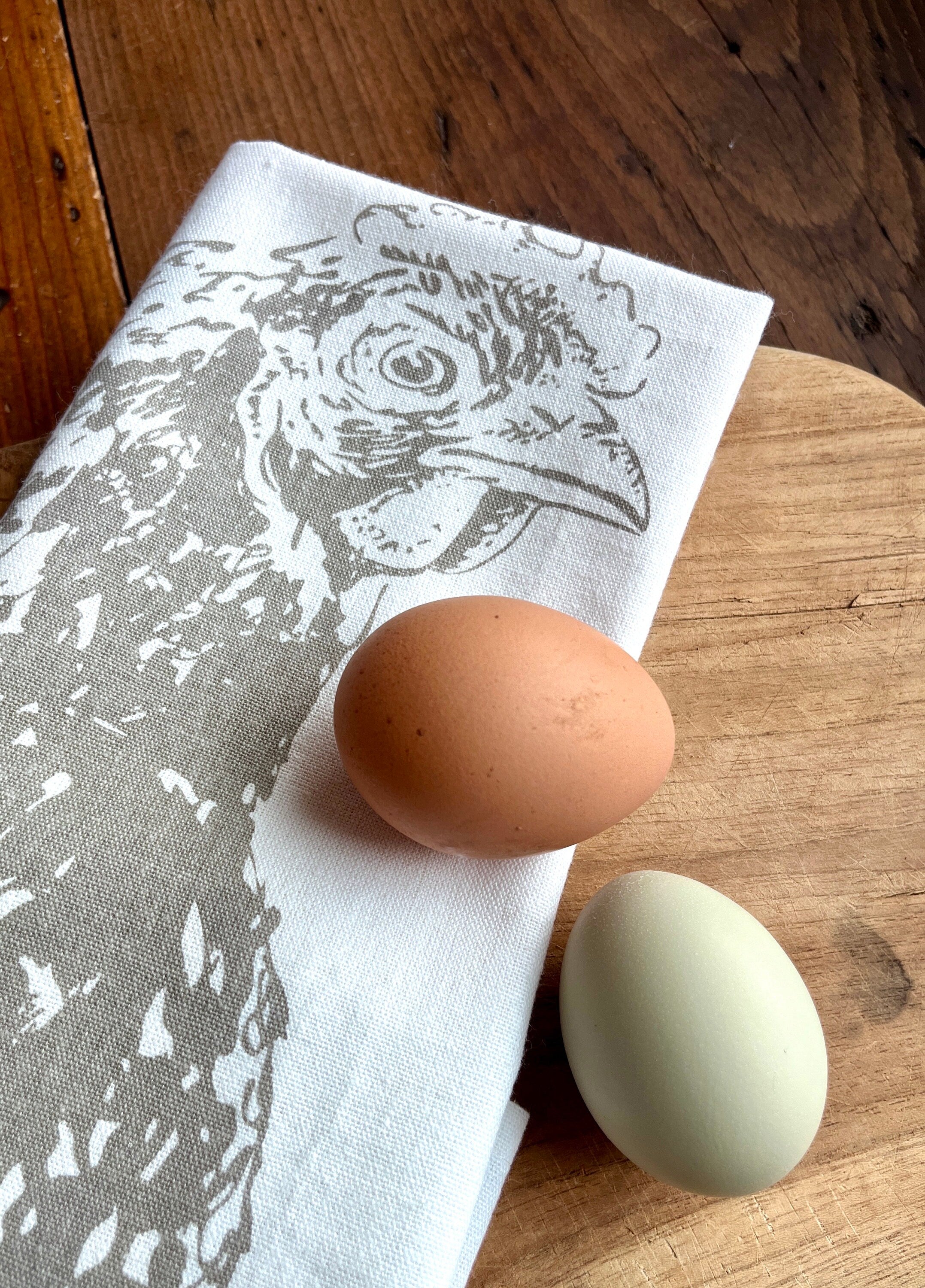 Bedrucktes weißes Geschirrtuch mit Huhn Illustration in grau, Siebdruck Henne, Küchen-Deko, Tischläufer Landhaus, Küchentuch Halbleinen
