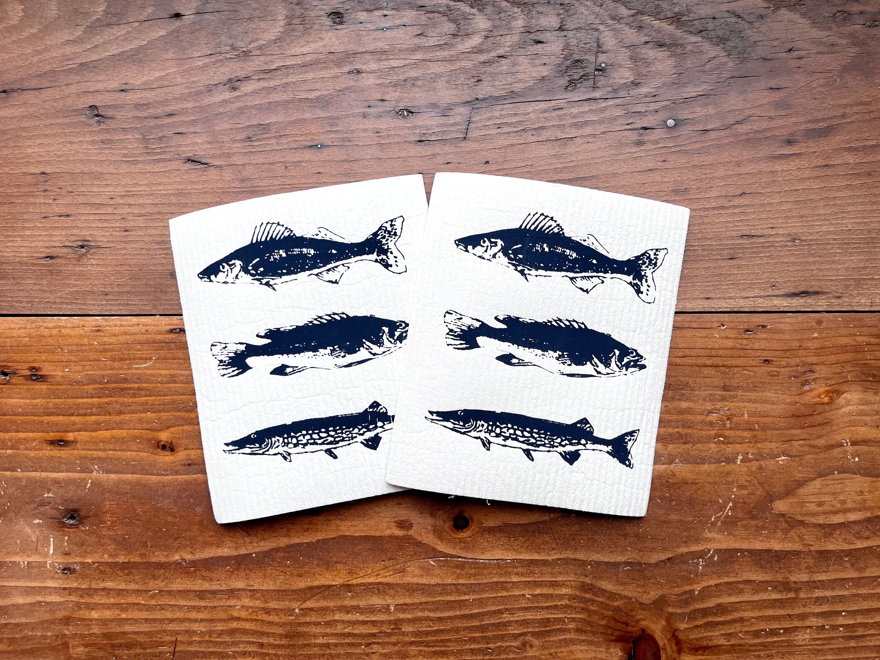 2er Set nachhaltige Schwammtücher mit Fischen, blau / weiß, Siebdruck Spültuch vegan, Spülschwamm waschbar, maritime Geschenkidee