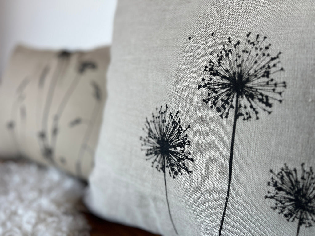 Edler Leinen-Kissenbezug natur handbedruckt mit schwarzem Allium-Motiv, Siebdruck Unikat mit zeitlosem minimalistischen Blumen-Design