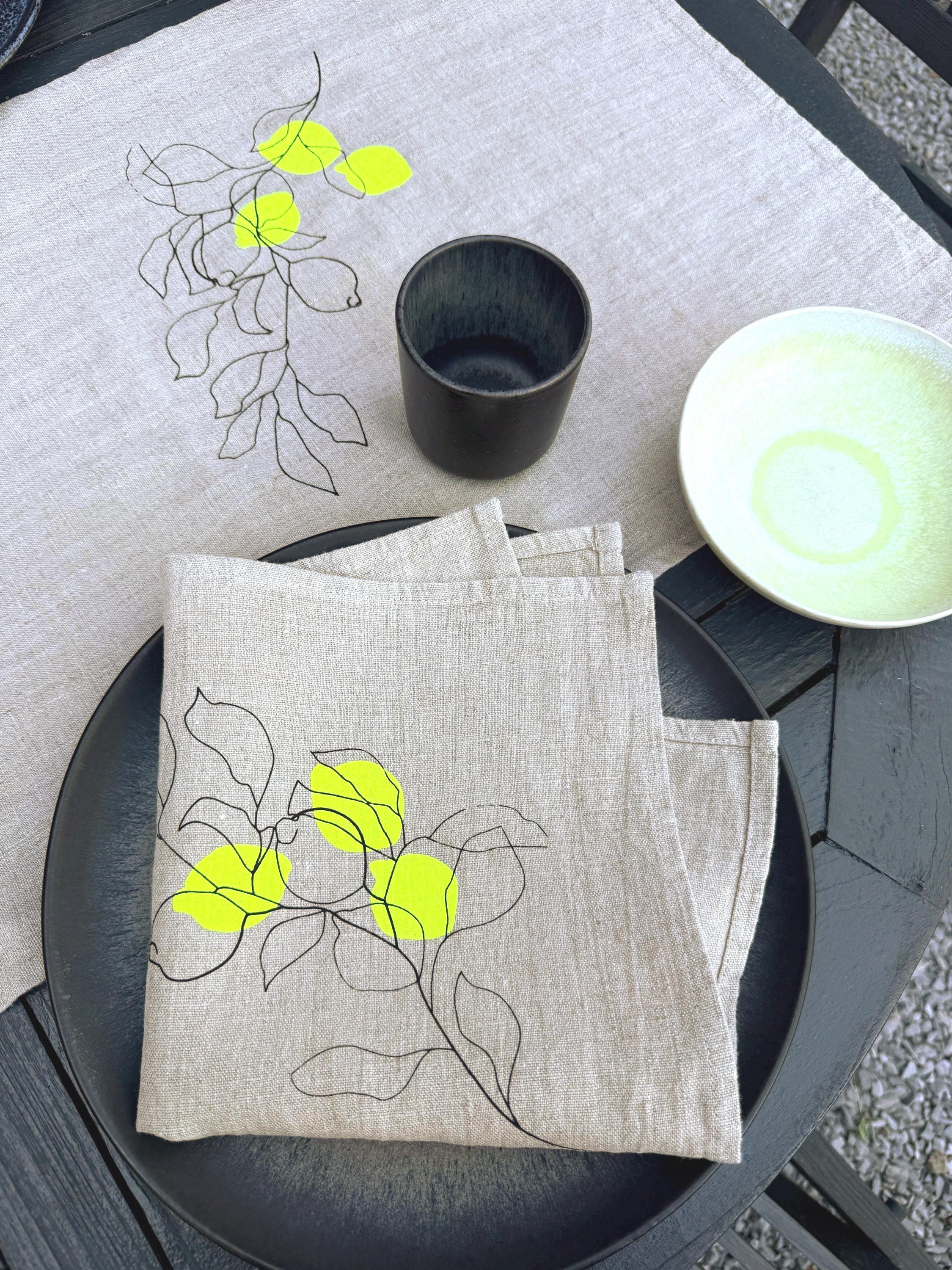 Handbedruckter Leinen-Tischläufer Natur | Zitronen-Motiv in Schwarz & Neongelb | Sommerdeko | Siebdruck | Mediterraner Stil