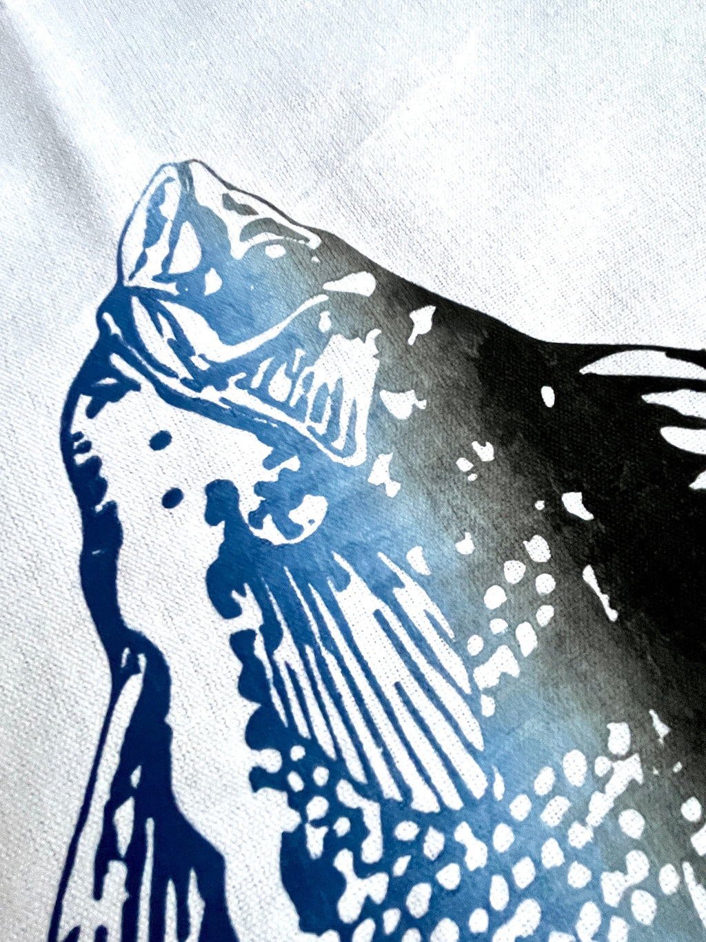 Geschirrtuch mit Fisch-Motiv, blau weiß, Halbleinen, Siebdruck, Tischläufer maritim, Küchentuch Sommer