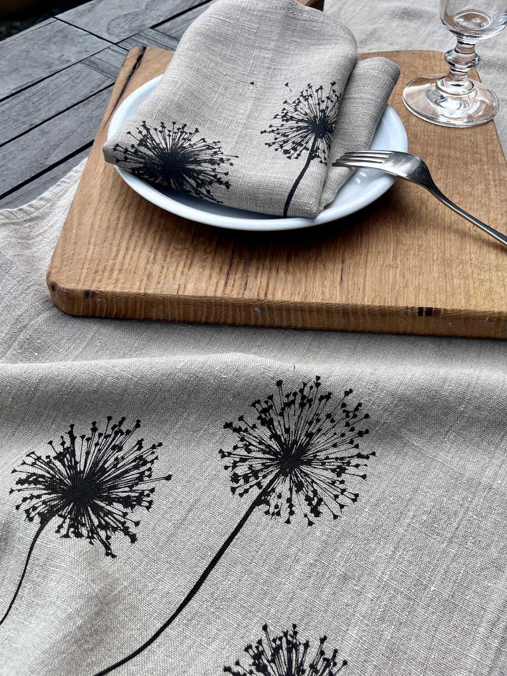2 Leinen Stoff-Servietten mit Allium-/ Pusteblumen-Motiv handbedruckt, natürliche Tischdeko Leinen, Siebdruck, skandinavischer Wohnstil
