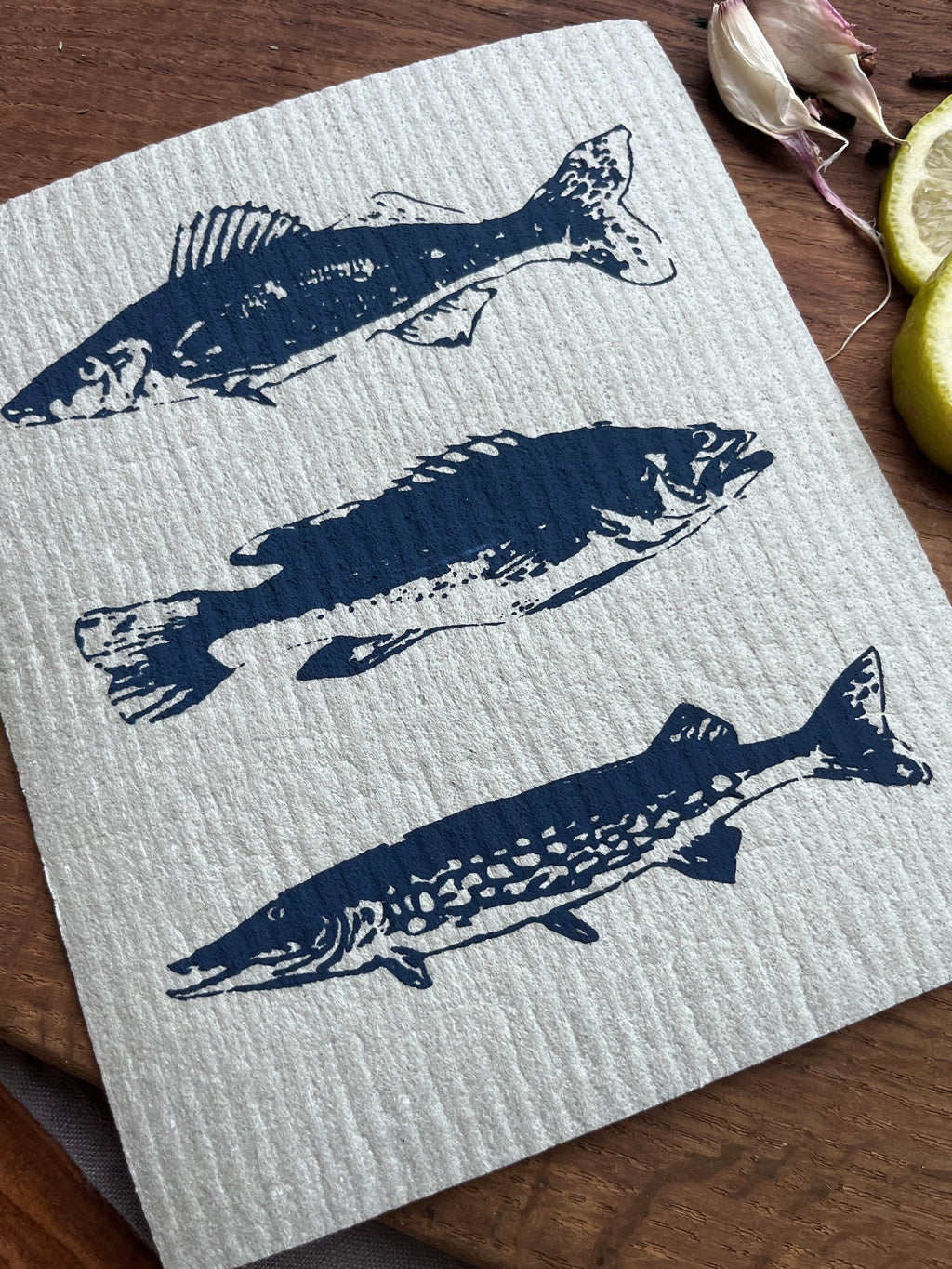 2er Set nachhaltige Schwammtücher mit Fischen, blau / grau, Siebdruck Spültuch vegan, Spülschwamm waschbar, maritime Geschenkidee