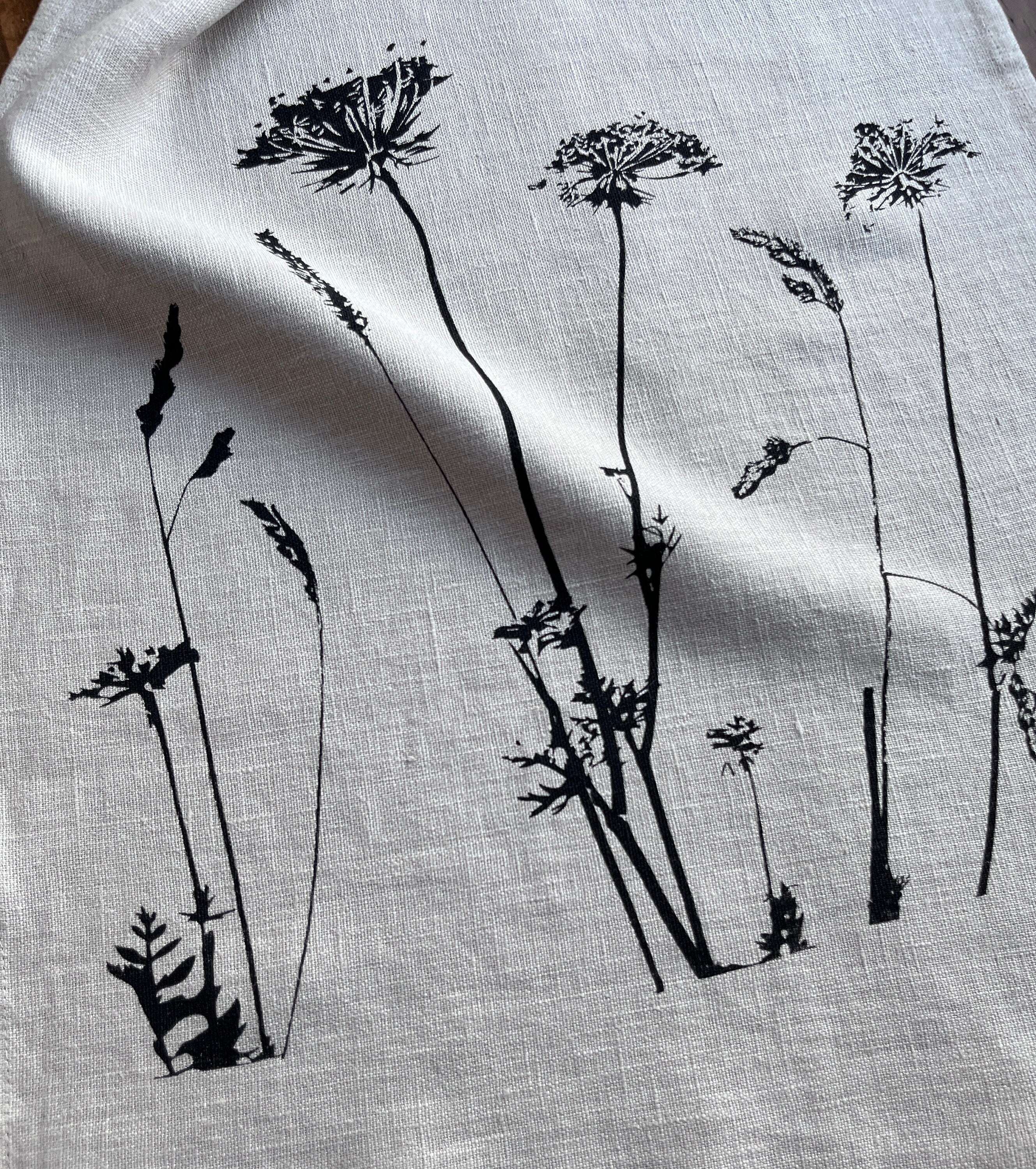 Handbedruckter Leinen Tischläufer mit botanischem Motiv - Handgemachte Frühlingsdeko für den Esstisch / Hochzeit - Boho & Skandi Stil