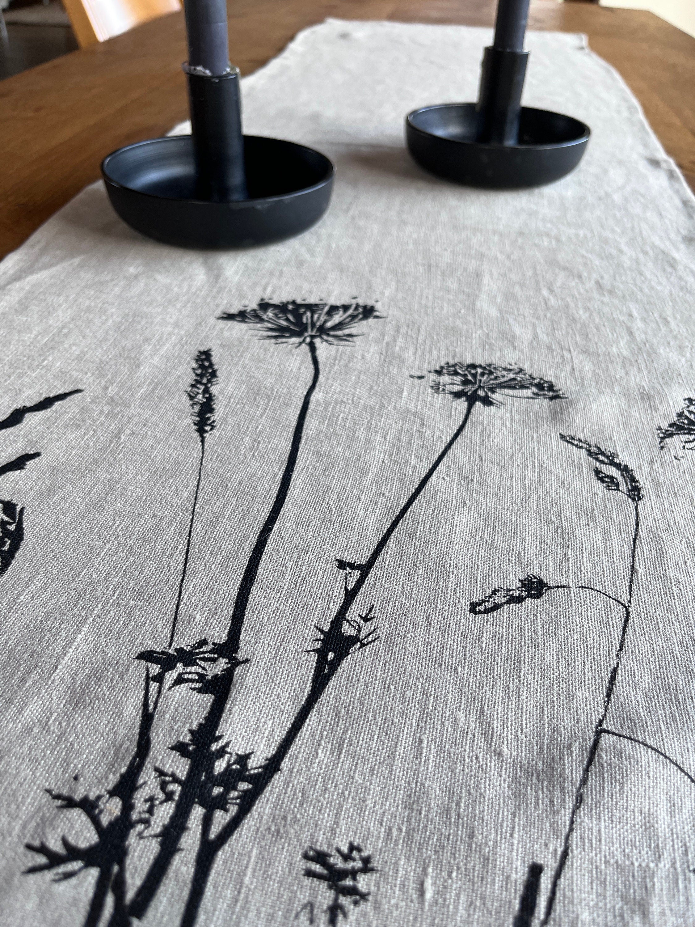Handbedruckter Leinen Tischläufer mit botanischem Motiv - Handgemachte Frühlingsdeko für den Esstisch / Hochzeit - Boho & Skandi Stil