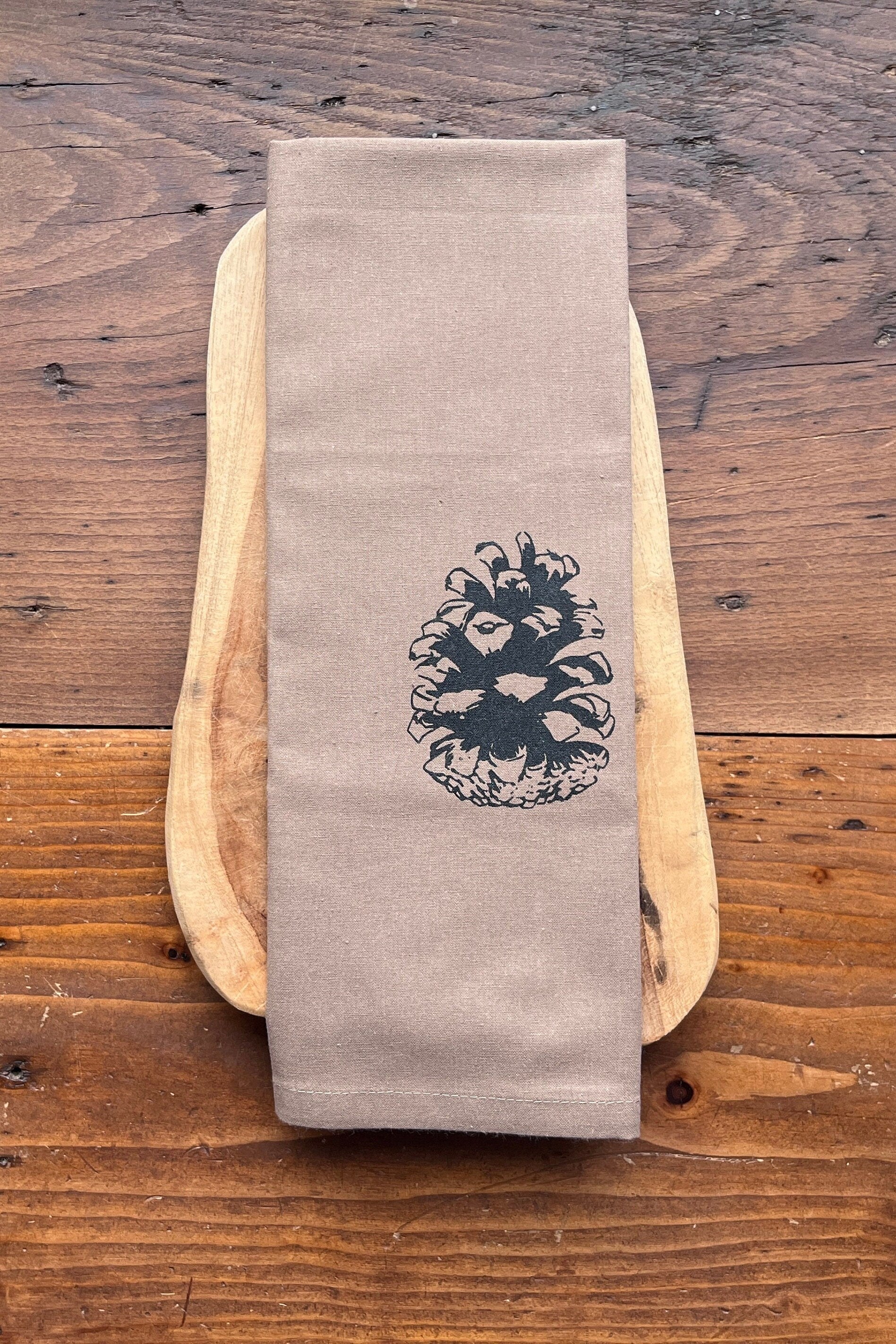 Bedrucktes Geschirrtuch "Pinien-Zapfen", schwarz / beige, Küchen-Deko, Küchentuch Baumwolle, Siebdruck, Herbst Dekoration Küche
