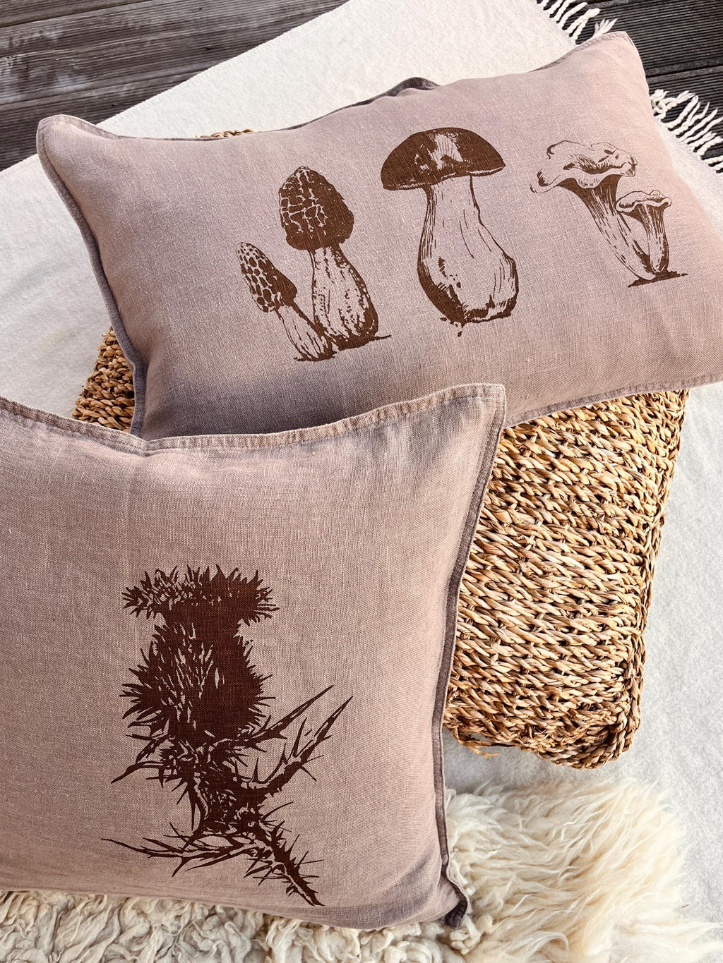 Leinen-Kissenbezug handbedruckt mit Motiv Distel, Farbe taupe, Siebdruck Handarbeit, naturinspiriertes Dekokissen, Geschenk Natur-Liebhaber