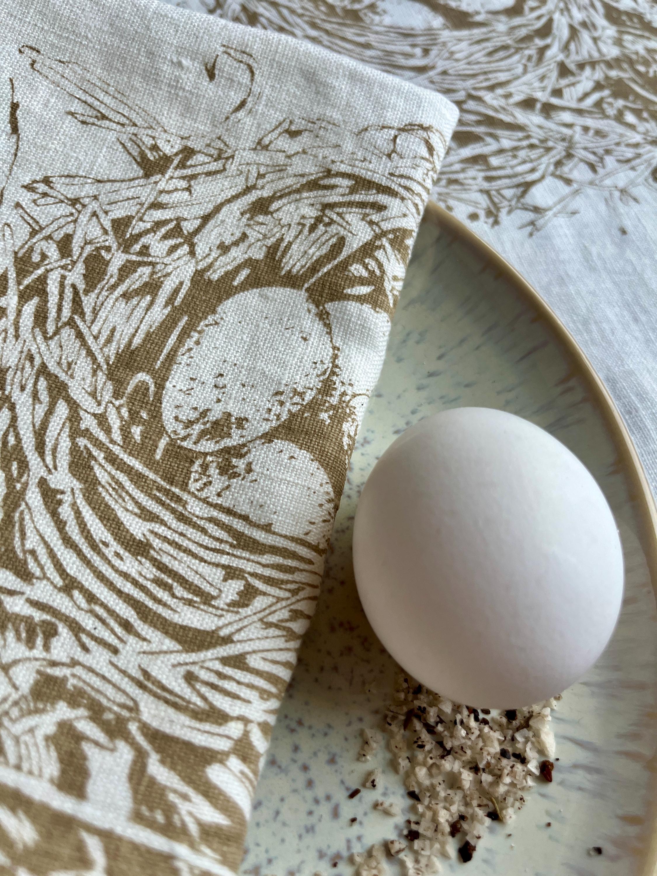 Leinen-Geschirrtuch naturweiß mit Motiv Vogelnest von Hand bedruckt, Siebdruck Handarbeit, Wohndekoration für Frühling, Geschenk Ostern