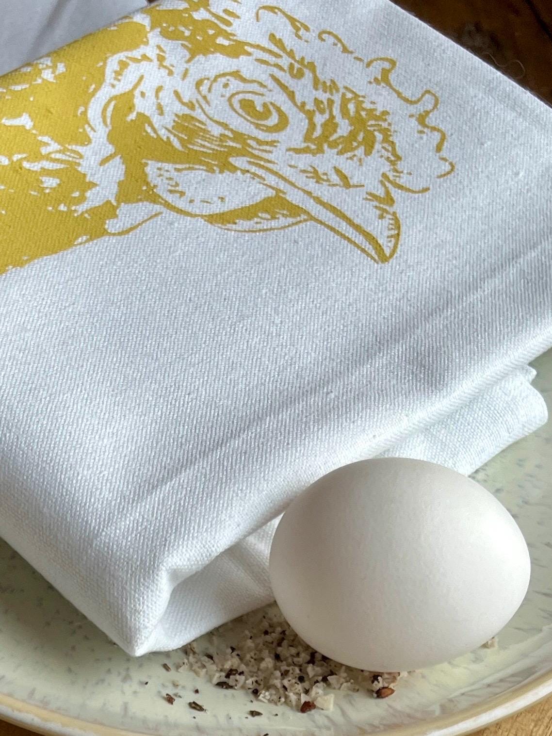 Handbedrucktes Geschirrtuch in weiß mit Huhn Illustration aus Halbleinen, einzigartige Siebdruck Handarbeit, Geschenk für Ostern
