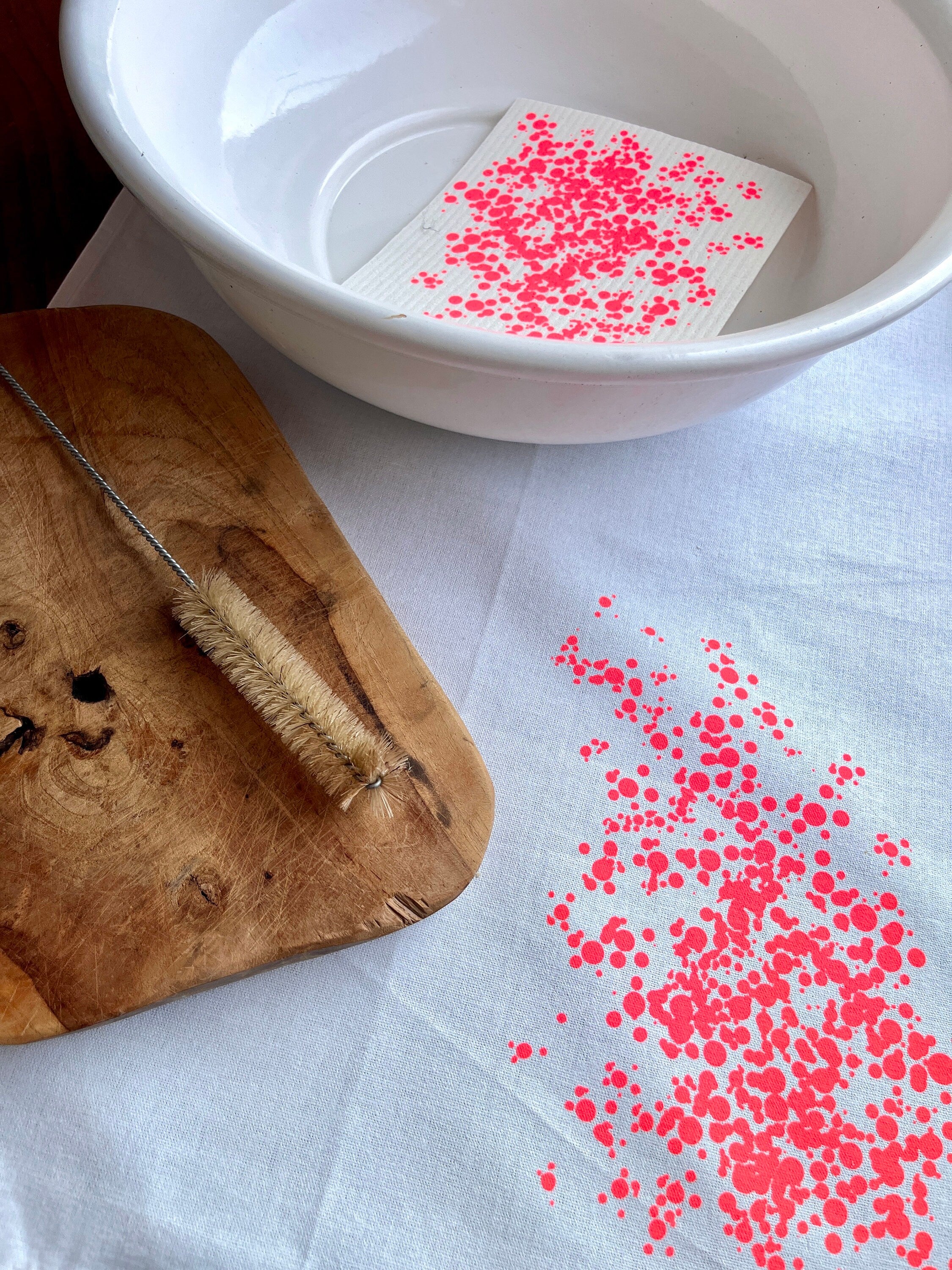 Set Geschirrtuch + Schwammtuch in Neon-rot bedruckt, Siebdruck, Neon Trend, Geschenk für Skandinavien Fan, moderne Küchentücher