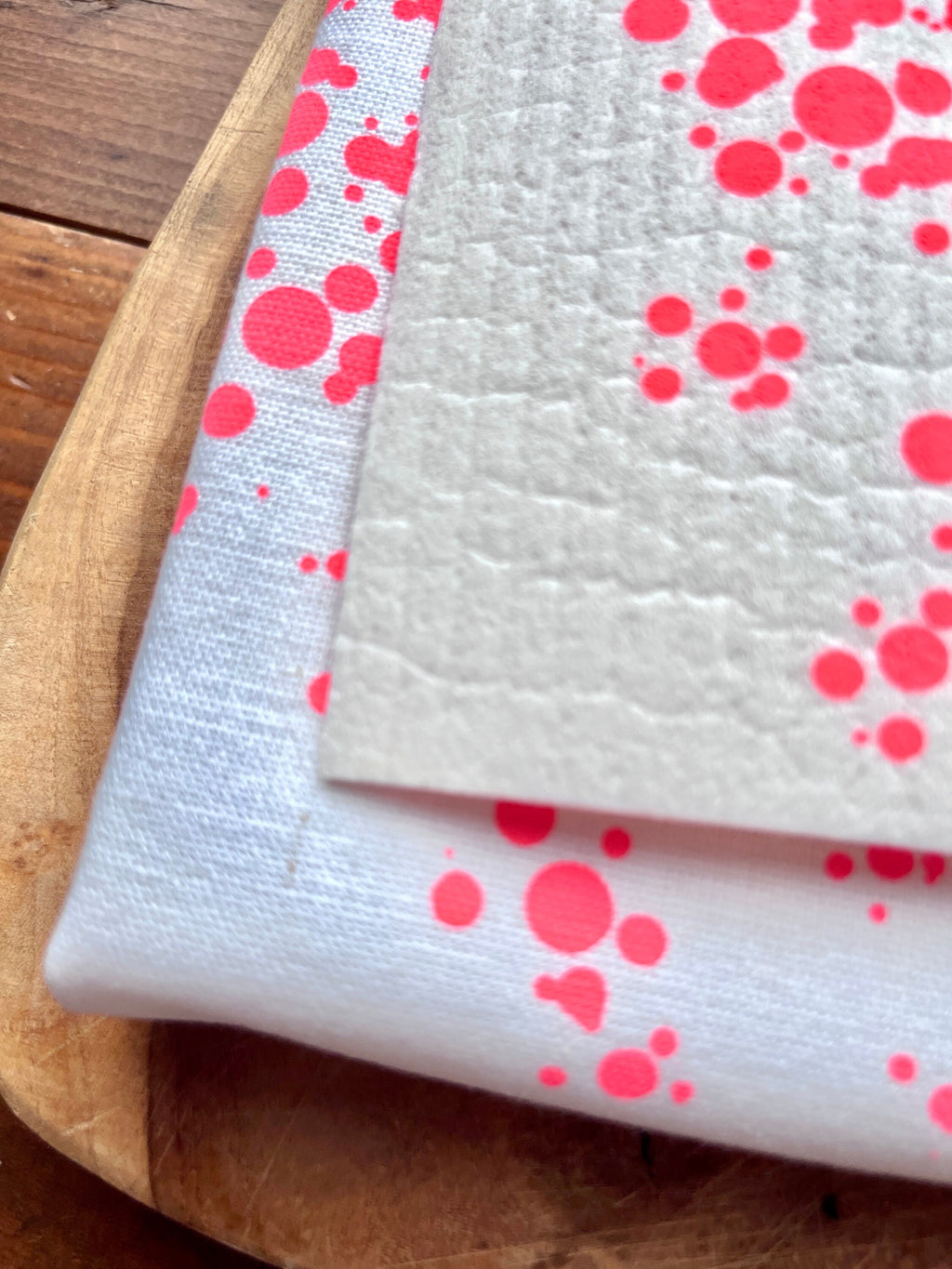 Set Geschirrtuch + Schwammtuch in Neon-rot bedruckt, Siebdruck, Neon Trend, Geschenk für Skandinavien Fan, moderne Küchentücher