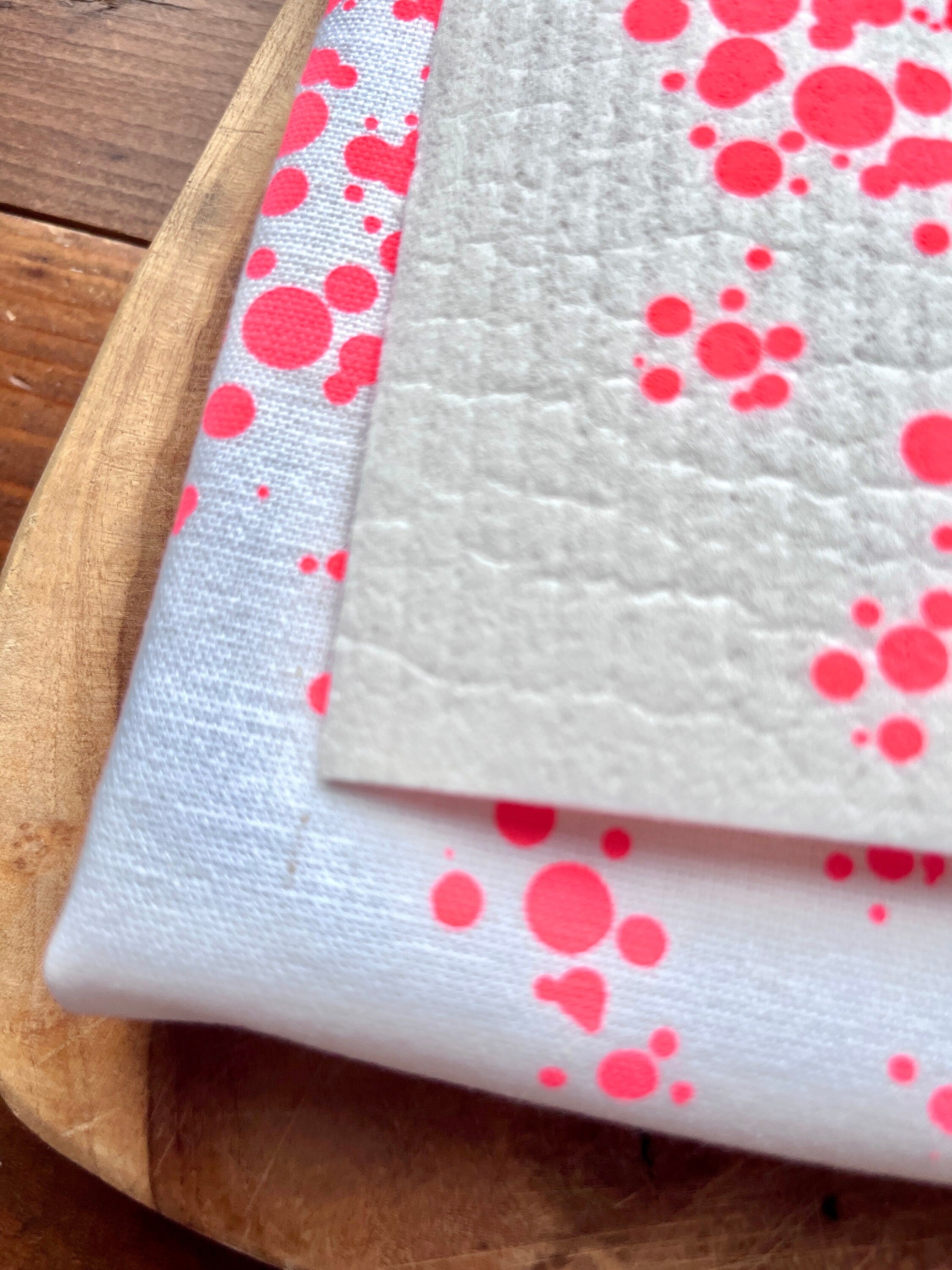 Set Geschirrtuch + Schwammtuch in Neon-rot bedruckt, Siebdruck, Neon Trend, Geschenk für Skandinavien Fan, moderne Küchentücher