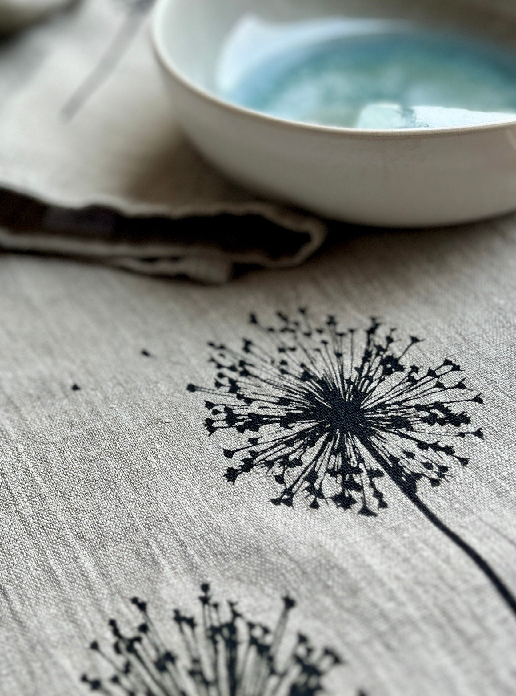 Leinen-Tischläufer natur / beige mit Gräser-/Allium-Motiv in schwarz, 100% Leinen, Siebdruck, Tischdecke, skandinavisch Wohnen
