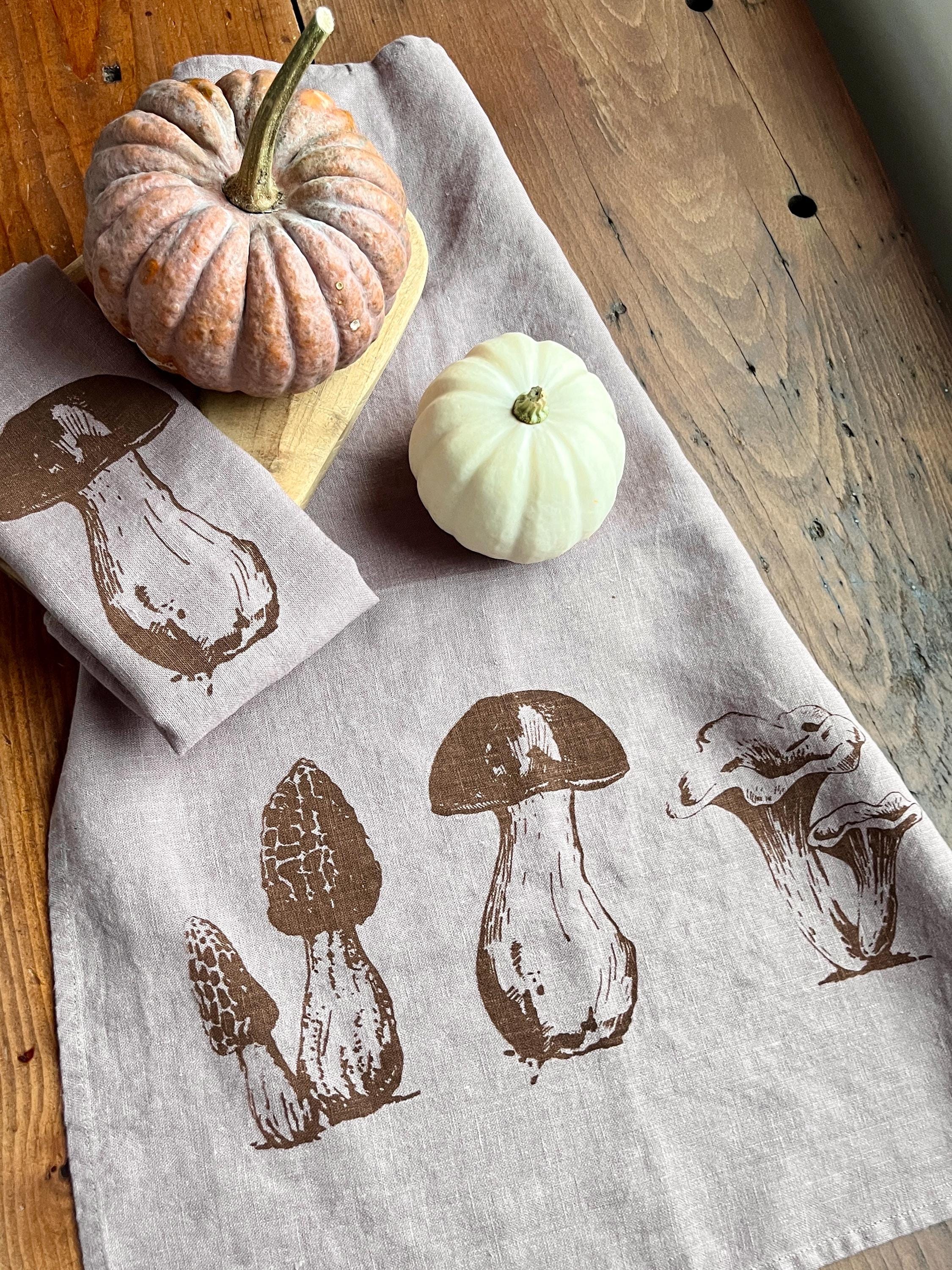 Leinen-Geschirrtuch „Pilze“ Farbe Brombeere, Siebdruck, nachhaltiges, vorgewaschenes Leinen von Hand bedruckt, Küchenhandtuch Herbst-Motiv