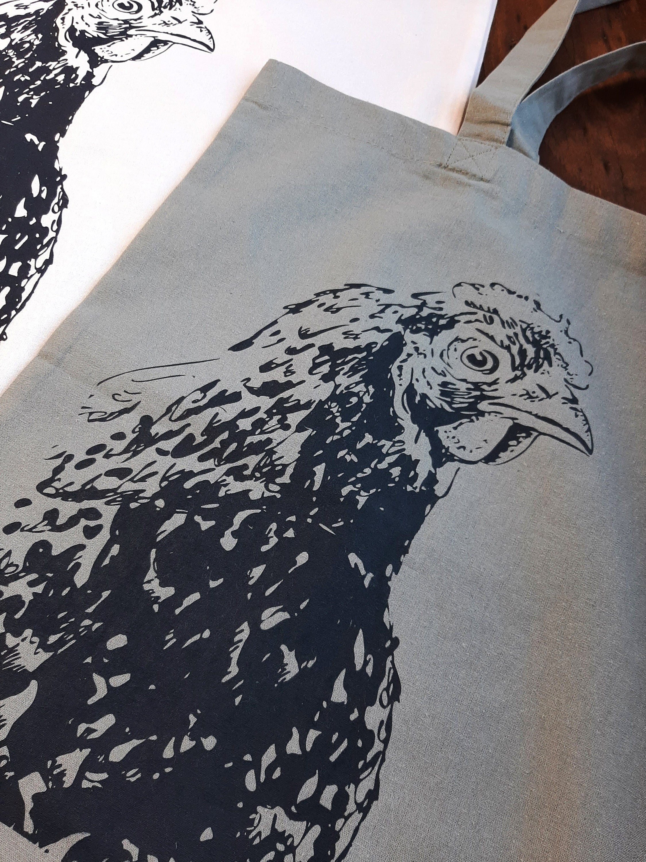 Bedruckte graue Baumwoll-Tragetasche mit Illustration "Huhn /Henne" dunkel-blau, Baumwollbeutel Siebdruck Unikat, nachhaltige Geschenkidee