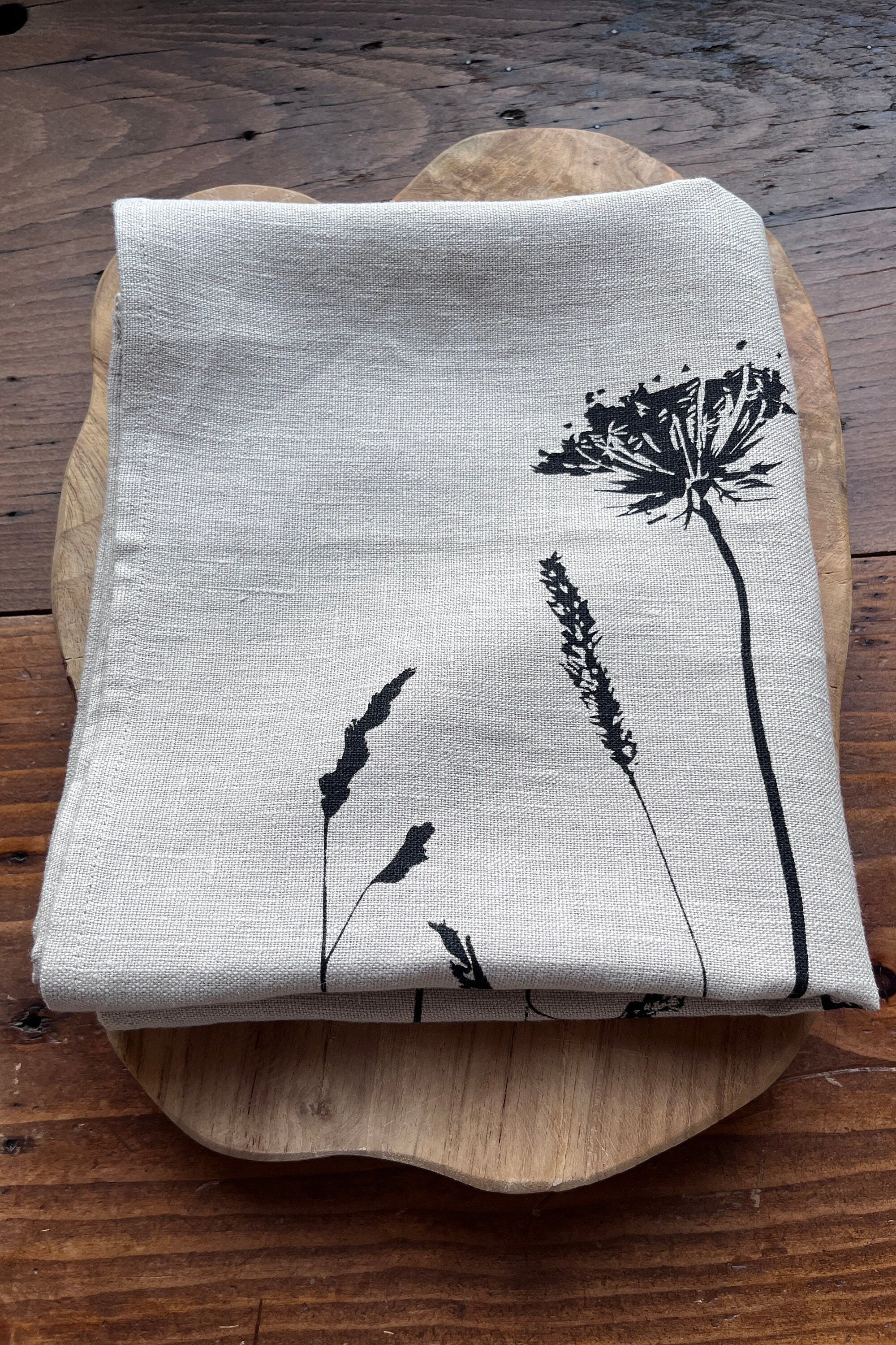 Handbedruckter Leinen Tischläufer mit botanischem Motiv - Handgemachte Frühlingsdeko für den Esstisch / Hochzeit - Boho & Skandi Stil