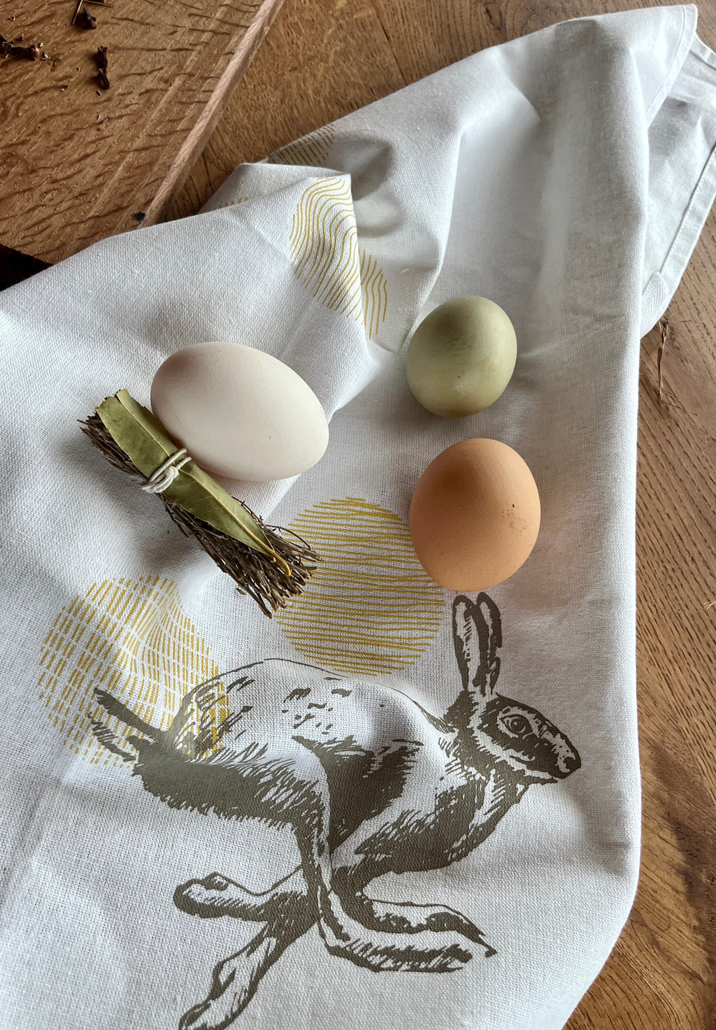 Halbleinen-Geschirrtuch mit Hase  handbedruckt, nachhaltige Osterdeko | Skandinavische Küchentextilien Siebdruck