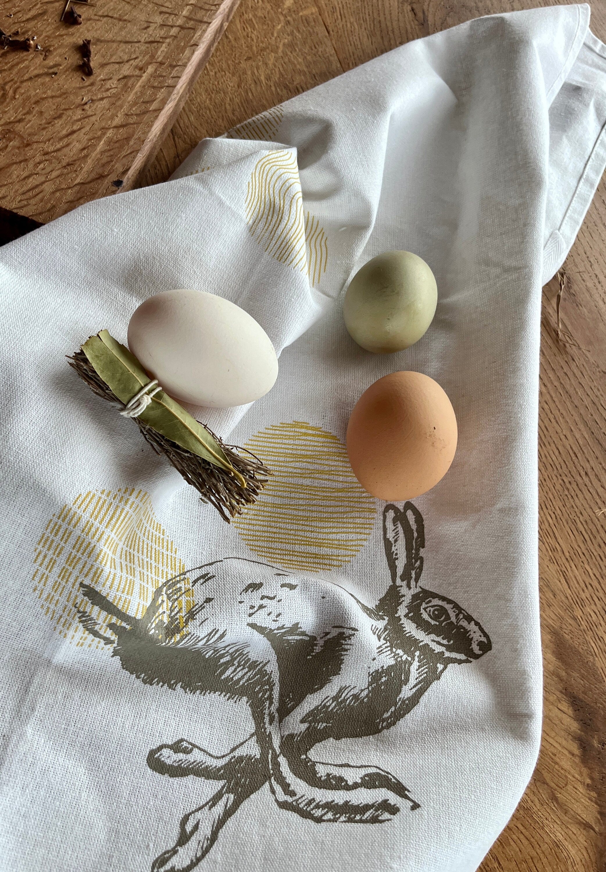Halbleinen-Geschirrtuch mit Hase  handbedruckt, nachhaltige Osterdeko | Skandinavische Küchentextilien Siebdruck