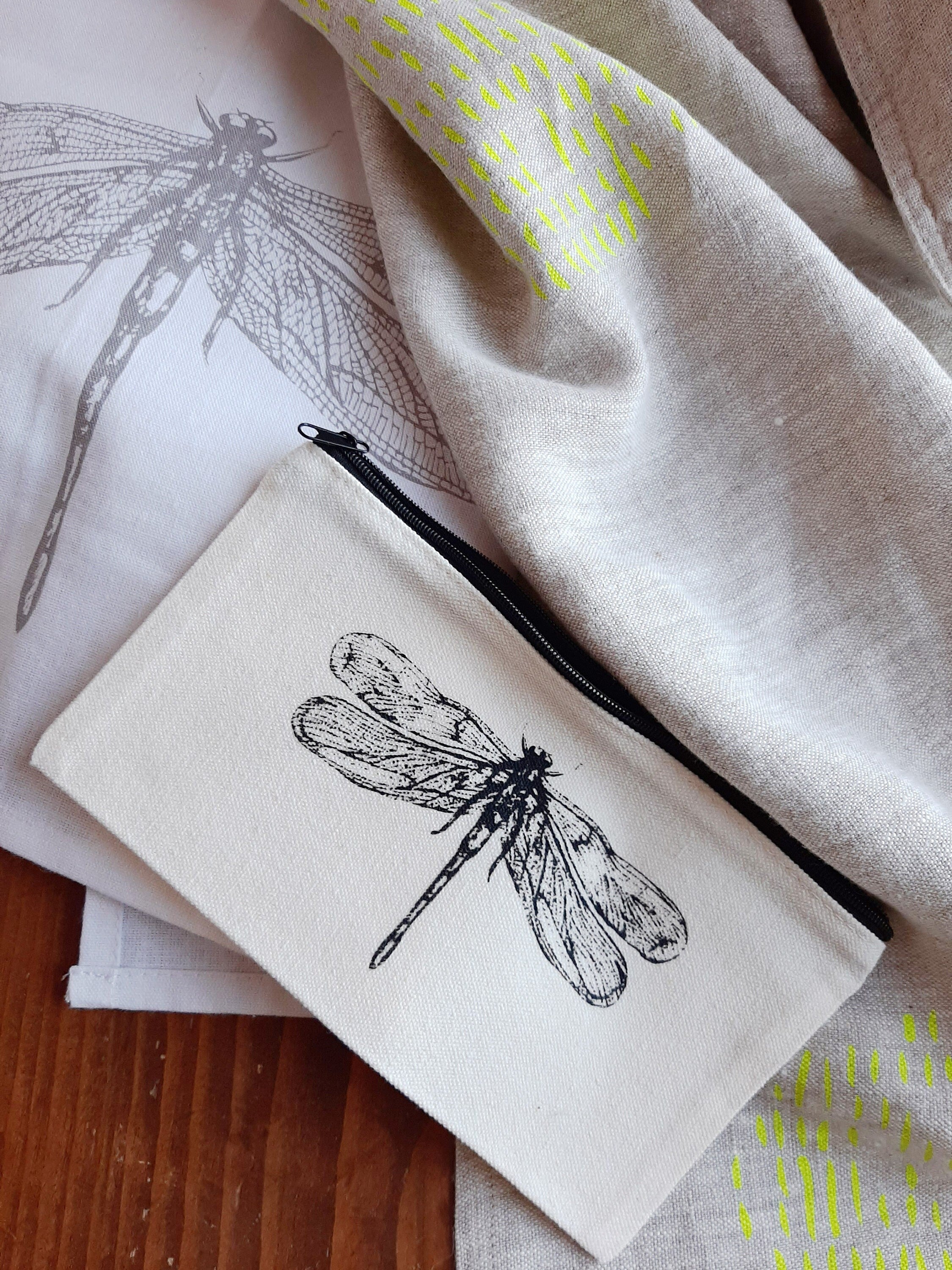Bedrucktes Stifte-Mäppchen, Kosmetik-Täschchen in natur-weiß mit schwarzem Libellen-Motiv, Siebdruck