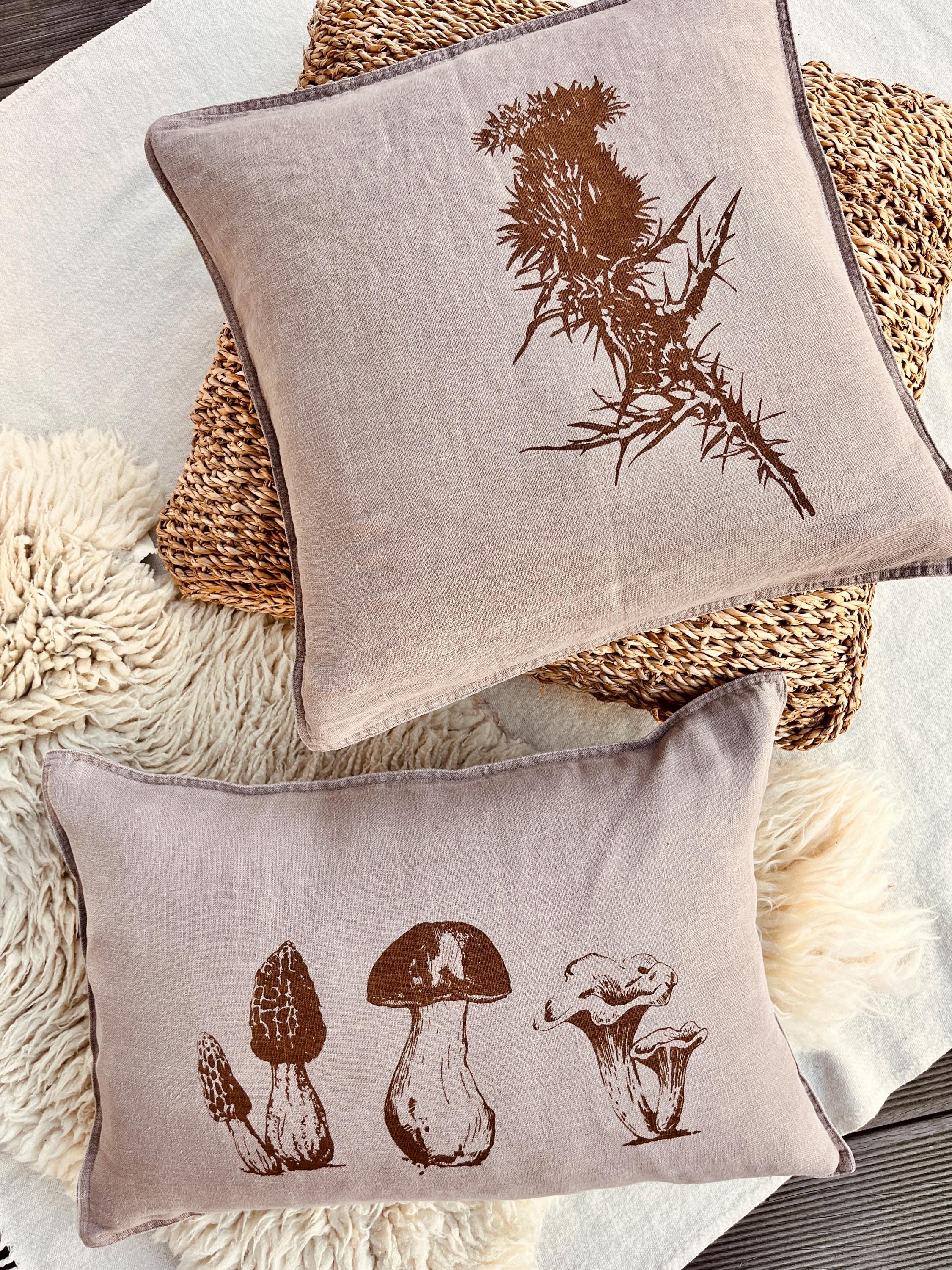 Handbedruckter Leinen-Kissenbezug in taupe mit Pilz-Motiv, Kissenhülle aus 100% Leinen, Siebdruck, besonderes Geschenk für Pilze-Sammler