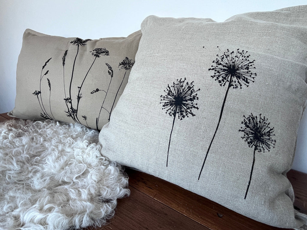 Edler Leinen-Kissenbezug natur handbedruckt mit schwarzem Allium-Motiv, Siebdruck Unikat mit zeitlosem minimalistischen Blumen-Design