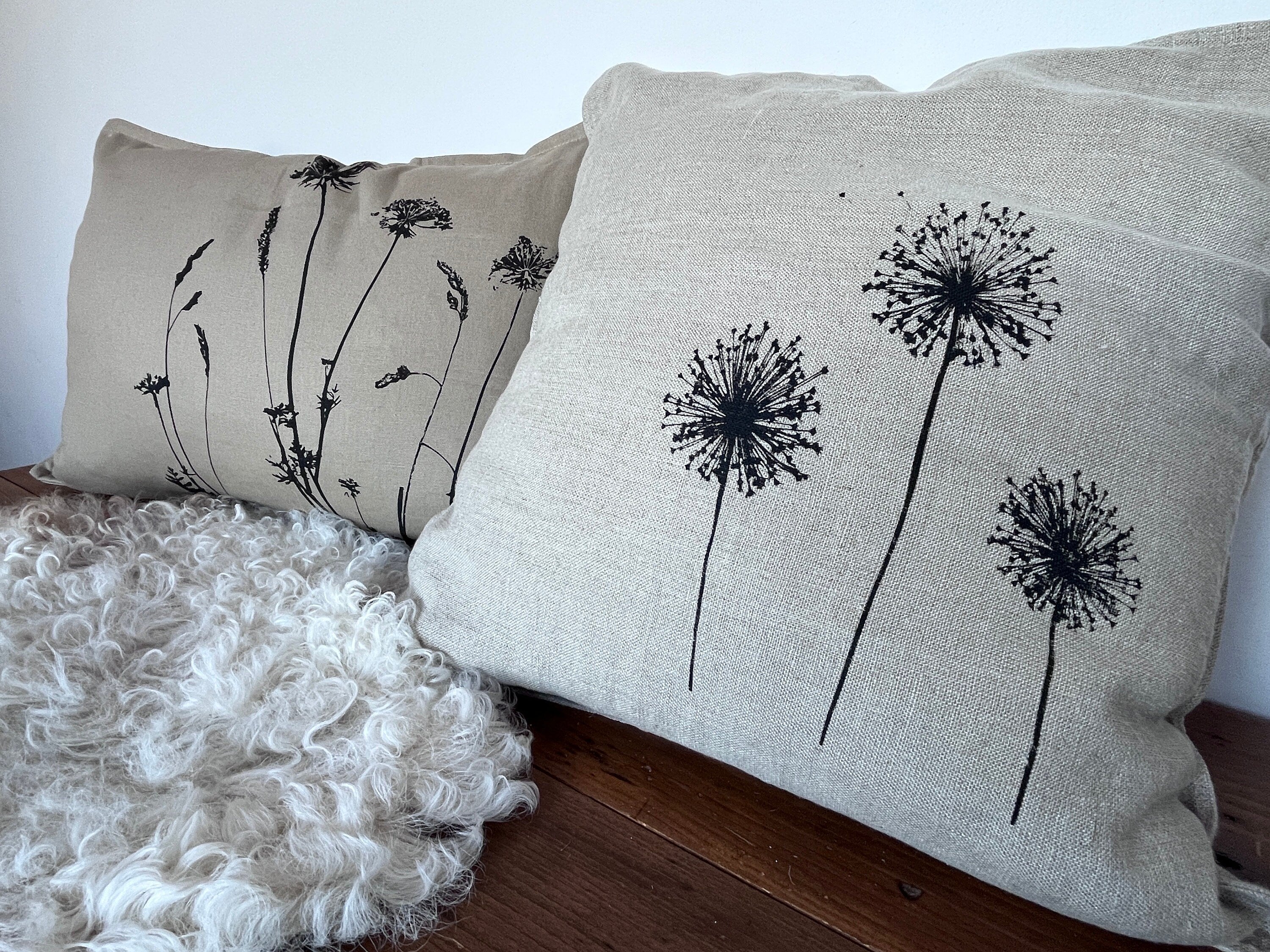 Edler Leinen-Kissenbezug natur handbedruckt mit schwarzem Allium-Motiv, Siebdruck Unikat mit zeitlosem minimalistischen Blumen-Design